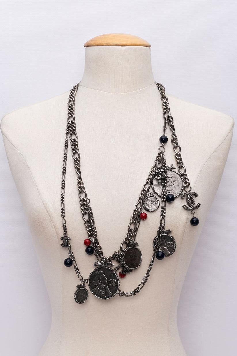 Cintura Chanel in argento con charme Collezione Autunno, 2004 in vendita 1