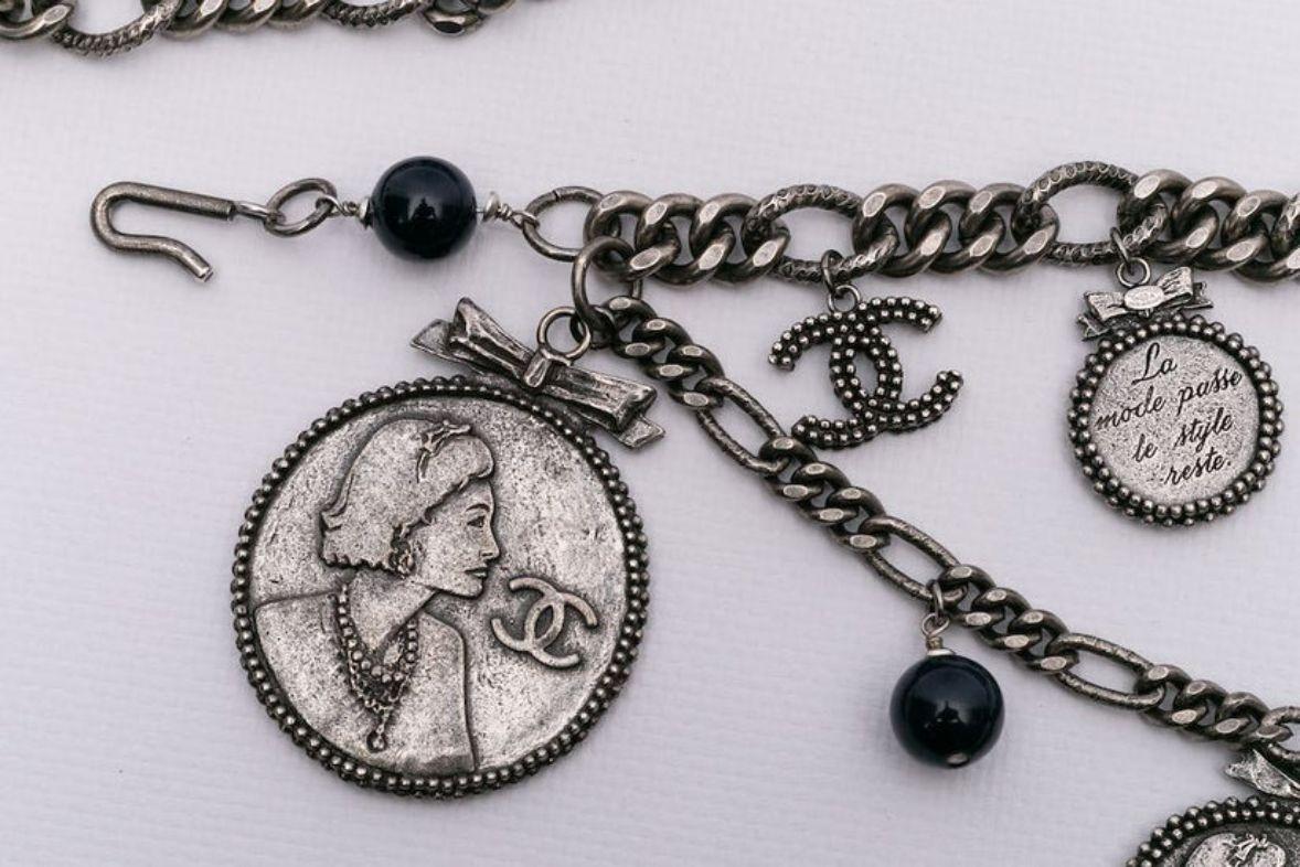 Cintura Chanel in argento con charme Collezione Autunno, 2004 in vendita 3