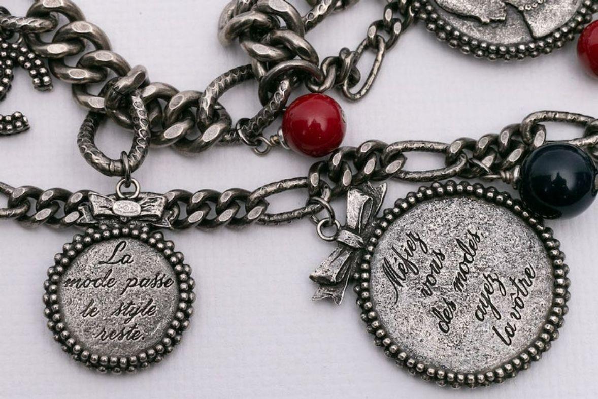 Cintura Chanel in argento con charme Collezione Autunno, 2004 in vendita 5