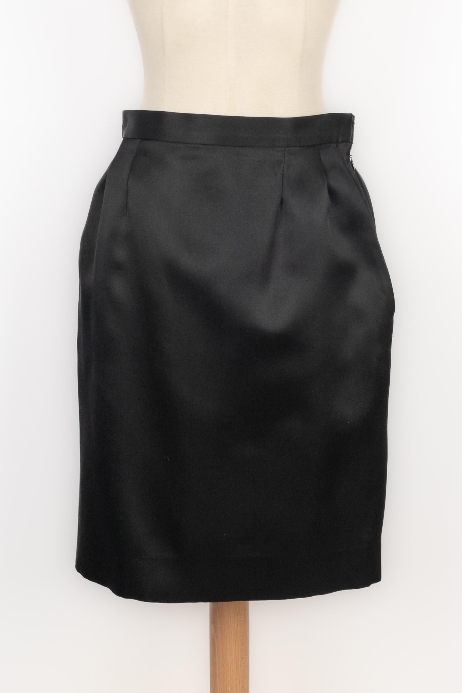 Yves Saint Laurent - (Made in France) Gonna in seta nera. Taglia 38FR. Collezione Autunno-Inverno 1992.

Condizioni:
Ottime condizioni

Dimensioni:
Vita: 33 cm - Lunghezza: 52 cm

SKU:FJ79