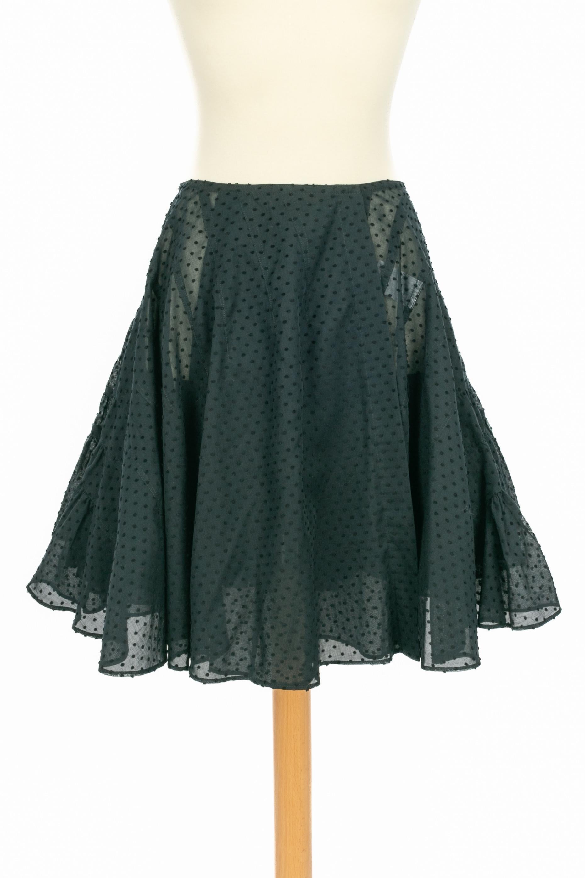 ALAÏA - (Made in France) Falda skater de algodón negra de lunares con volantes. Cierre delantero cruzado con botones de presión. Talla 40.

Estado:
Muy buen estado

Dimensiones:
Cintura: 30 cm - Largo: 42 cm

SKU:FJ182