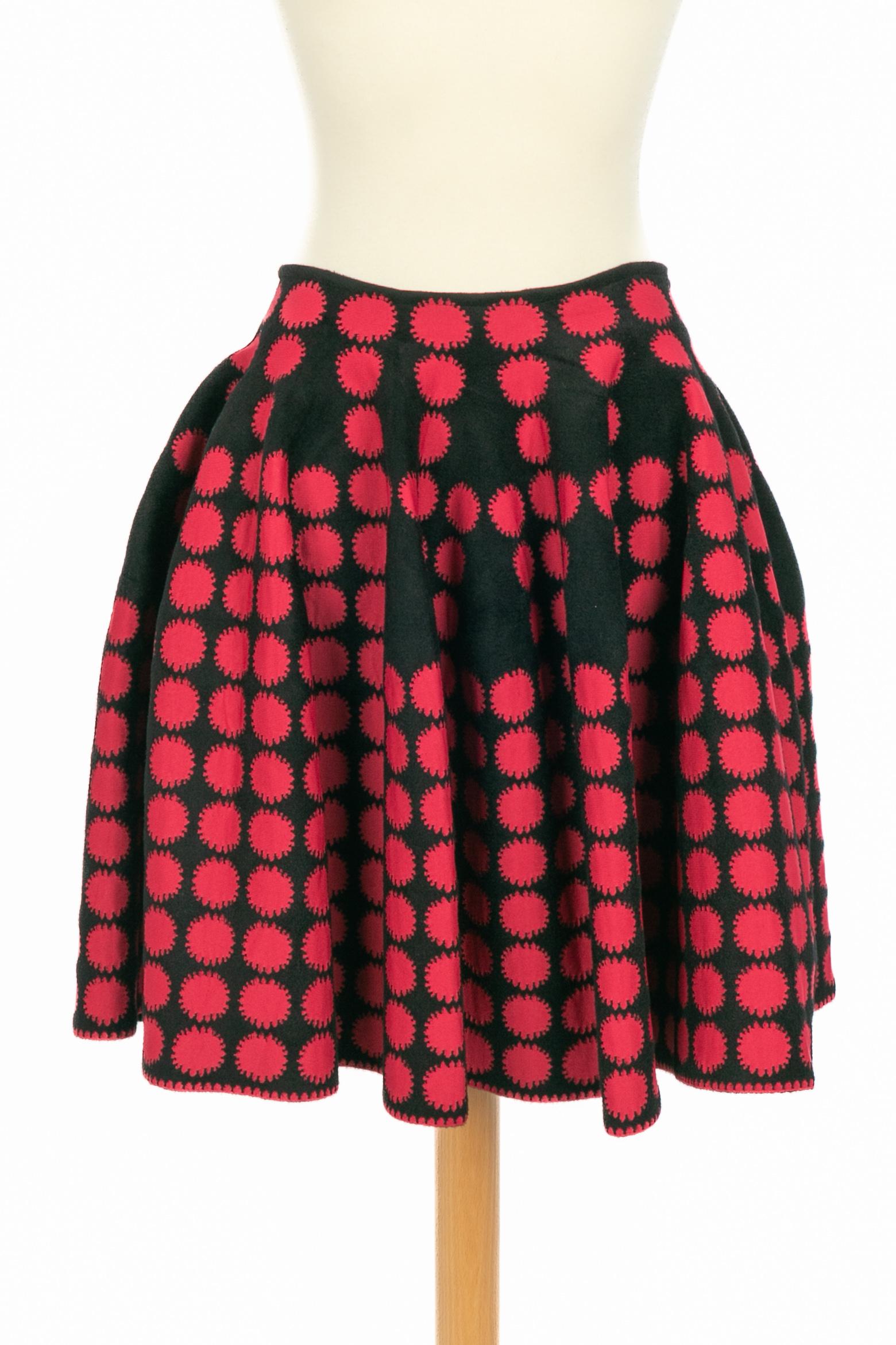ALAÏA - (Made in Italy) Falda skater de viscosa con un estilizado motivo de sol rojo sobre fondo negro. Cierre de cremallera. Talla 40IT.

Estado:
Muy buen estado

Dimensiones:
Cintura: 31 cm - Largo: 50 cm

SKU:FJ183