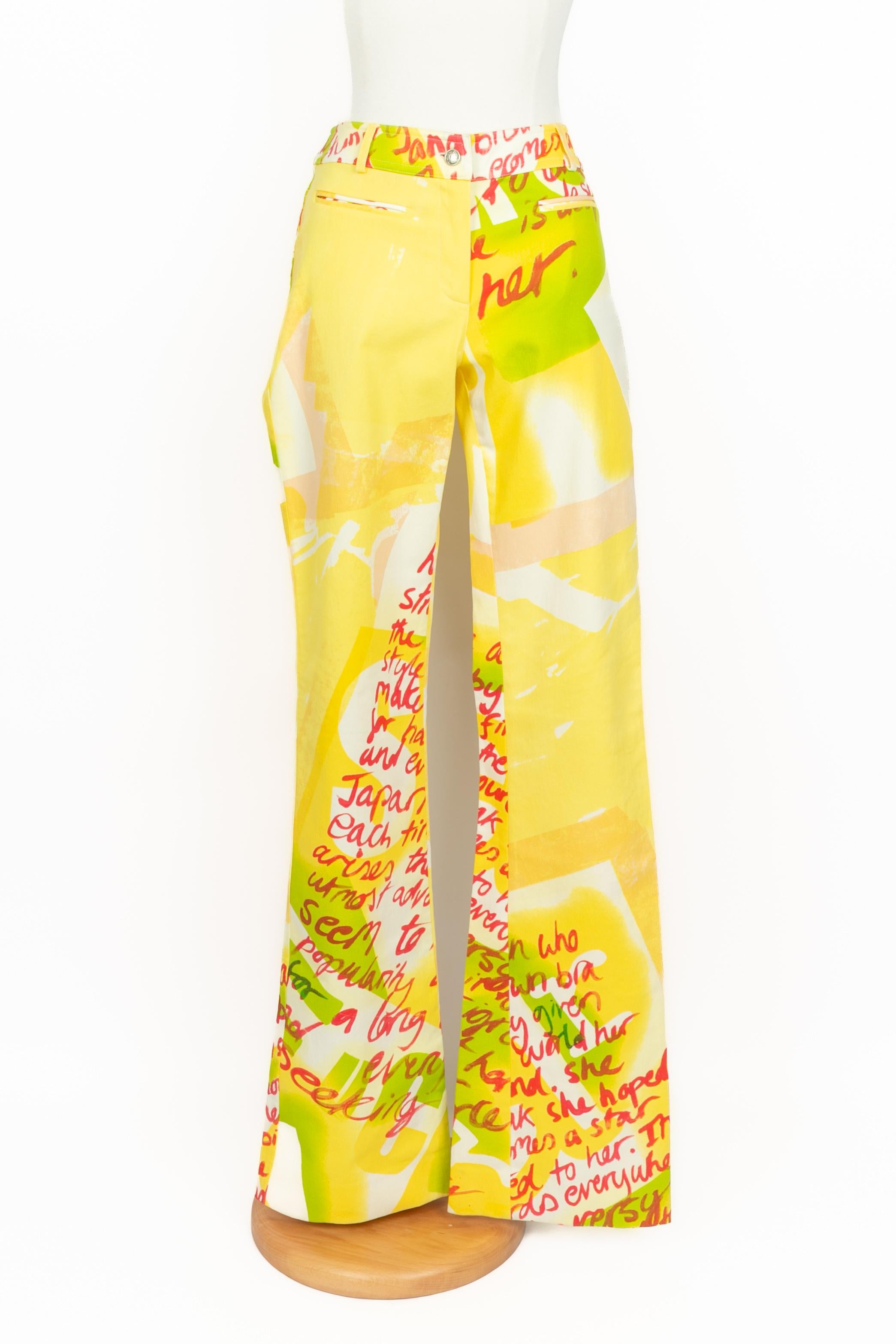 DIOR - (Made in France) Completo verde e giallo composto da un top in mussola di seta e pantaloni in cotone. Taglia 36FR. Una collezione del 2000 sotto la direzione artistica di John Galliano.

Condizioni:
Ottime condizioni

Dimensioni:
Top: Petto: