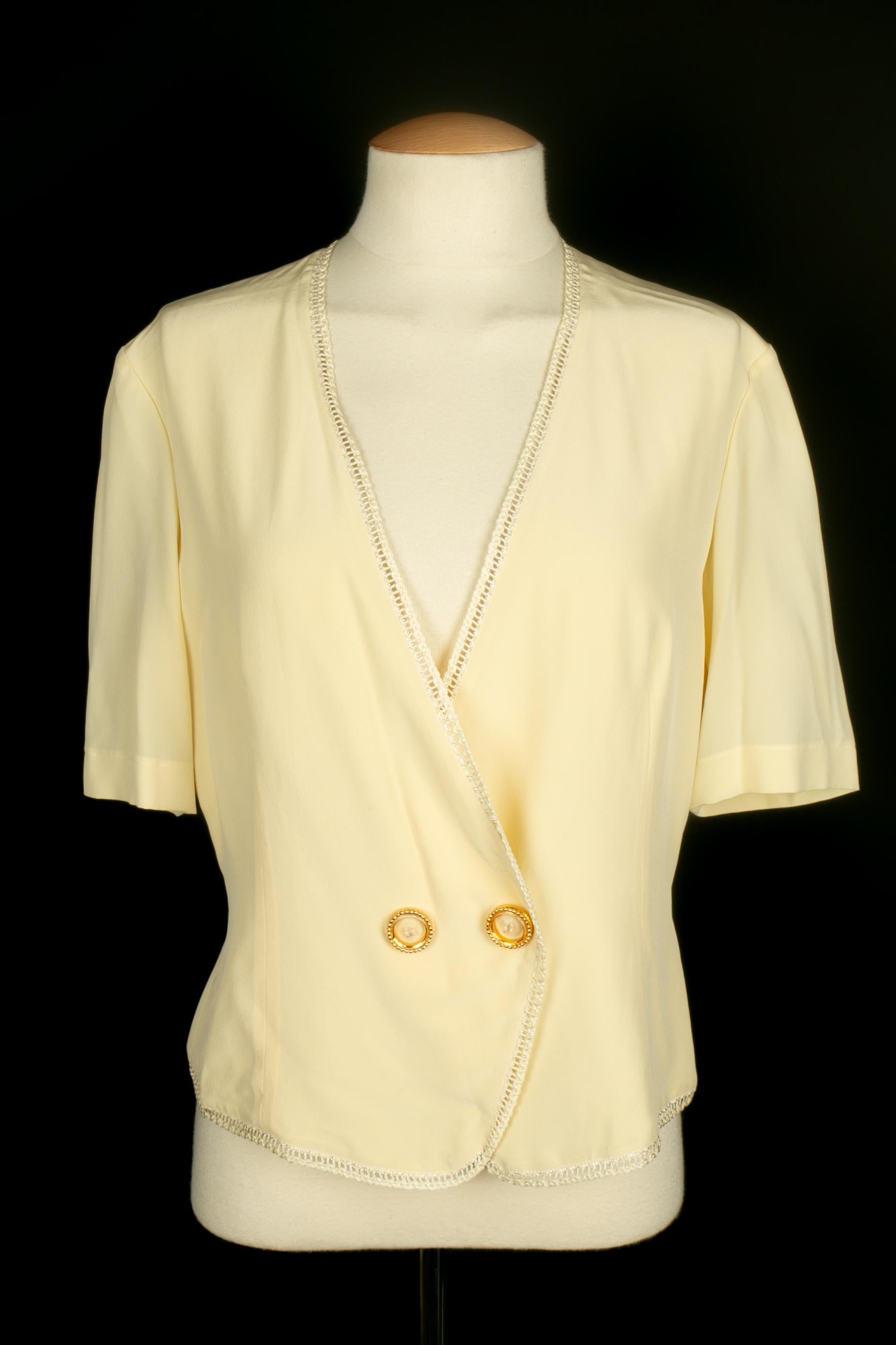 DIOR - (Made in France) Beige silk top. Size 42FR.

Condition:
Very good condition

Dimensions:
Shoulder width: 44 cm - Chest: 45 cm - Sleeve length: 28 cm - Length: 54 cm

SKU:FH272