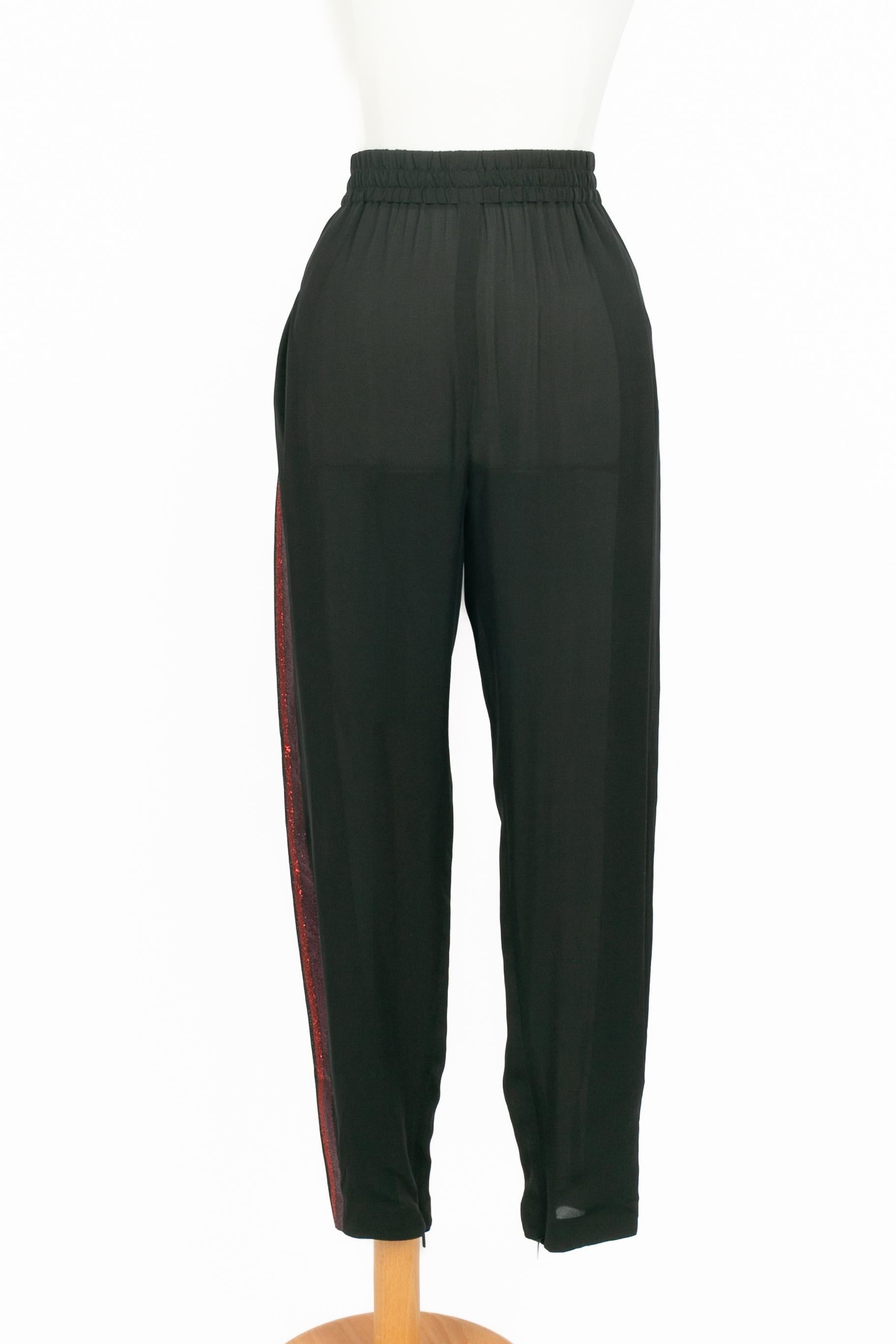 GUCCI - (Made in Italy) Fließende schwarze Seidenhose im Jogging-Stil mit seitlichen rosa und roten Lurexstreifen. Gummizug in der Taille. Größe 40IT.

Bedingung:
Sehr guter Zustand

Abmessungen:
Taille: 38 cm - Länge: 94 cm

SKU:FJ184