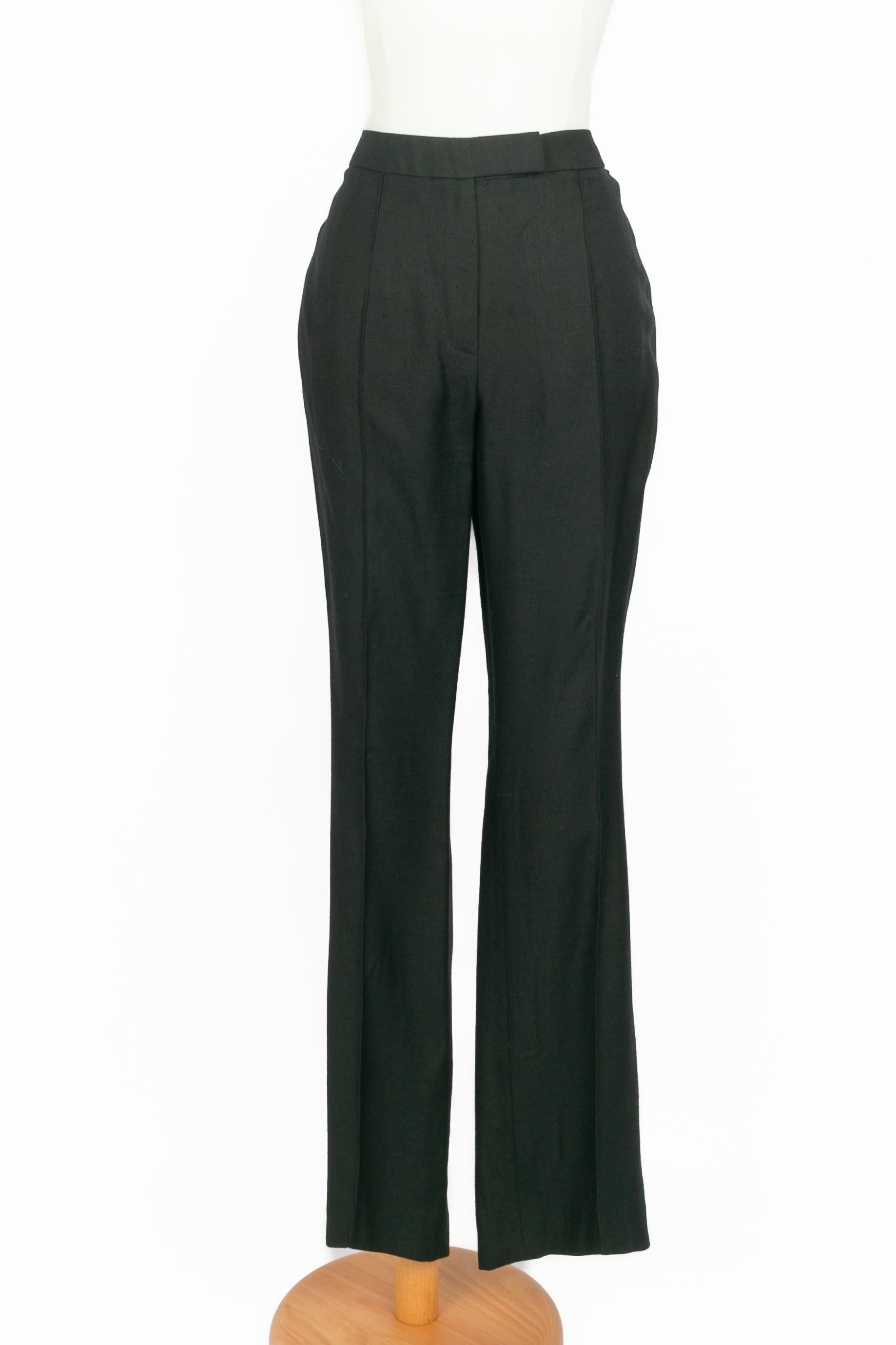 GALLIANO - (Fabricado en Francia) Traje de lino negro con forro de seda, compuesto de chaqueta y pantalón. Talla 40FR. Una colección hacia 1998.

Estado:
Muy buen estado

Dimensiones:
Chaqueta: Anchura de los hombros: 43 cm - Pecho: 44 cm - Longitud