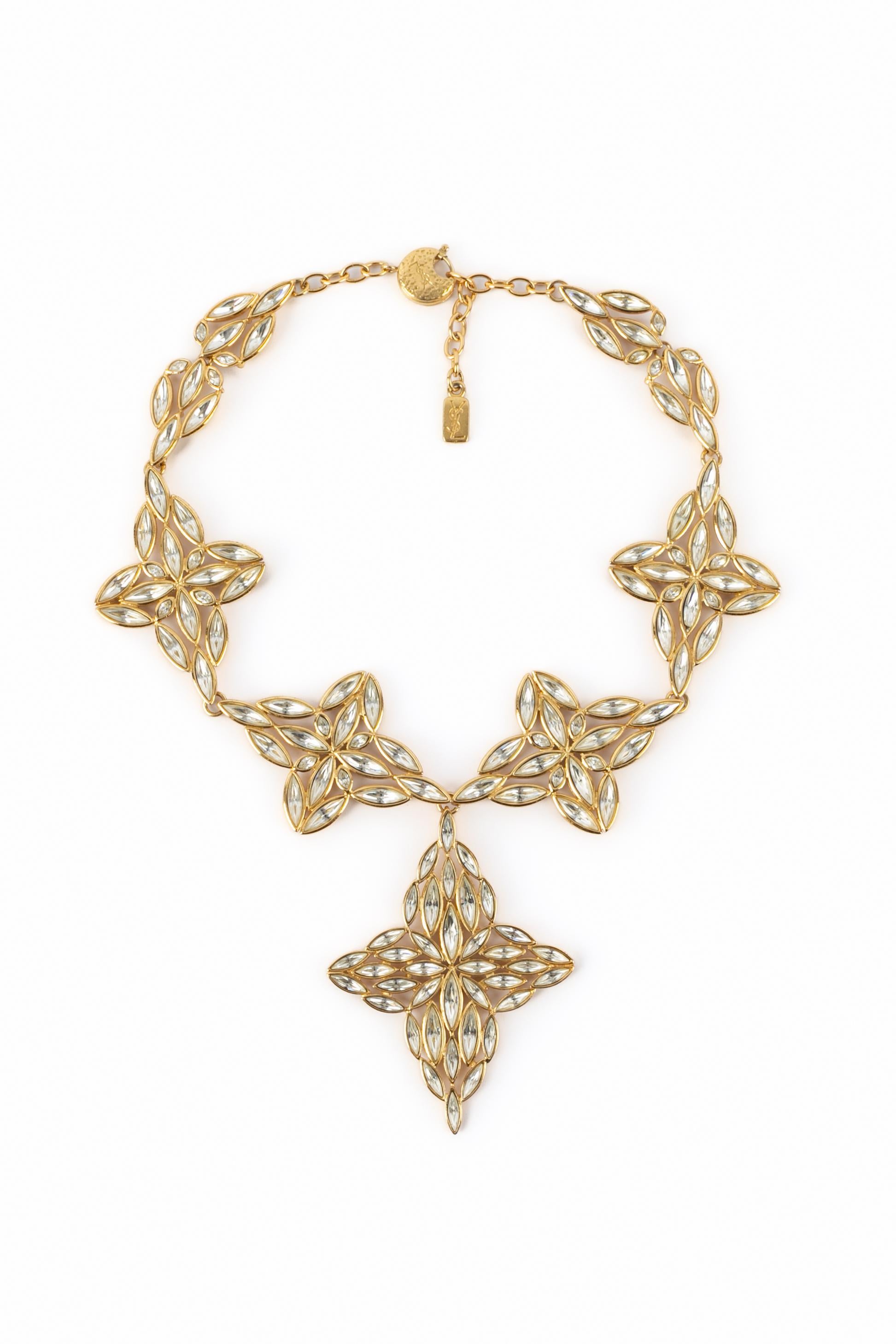 YVES SAINT LAURENT - (Fabriqué en France) Collier articulé en métal doré avec strass.

Condit :
Très bon état.

Dimensions :
Longueur : de 49 cm à 55 cm

SKU:BC245


