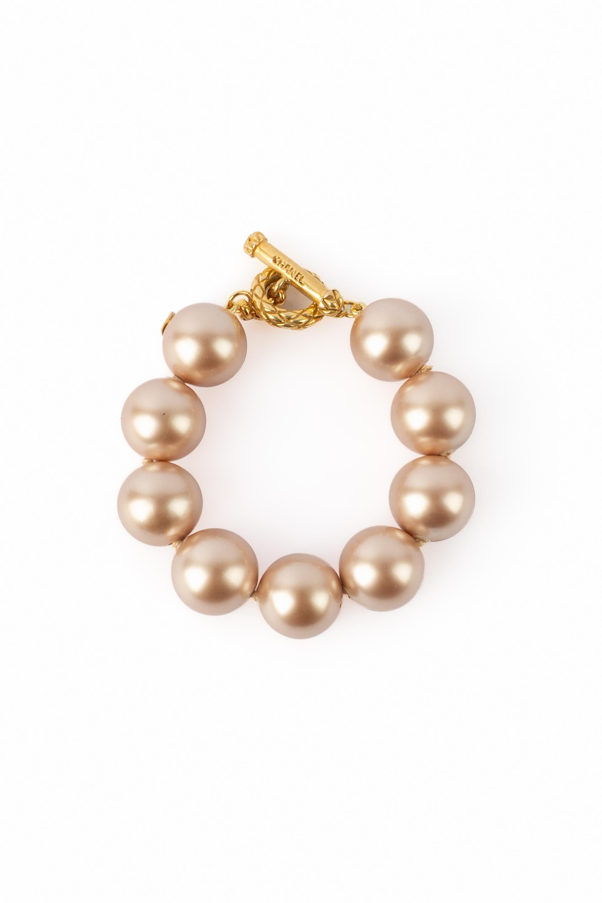 CHANEL - (Fabricado en Francia) Pulsera de perlas de fantasía color champán. Colección Primavera-Verano 1994 bajo la dirección artística de Karl Lagerfeld.

Estado:
Muy buen estado

Dimensiones:
Longitud: 24 cm

SKU:BRAB112
