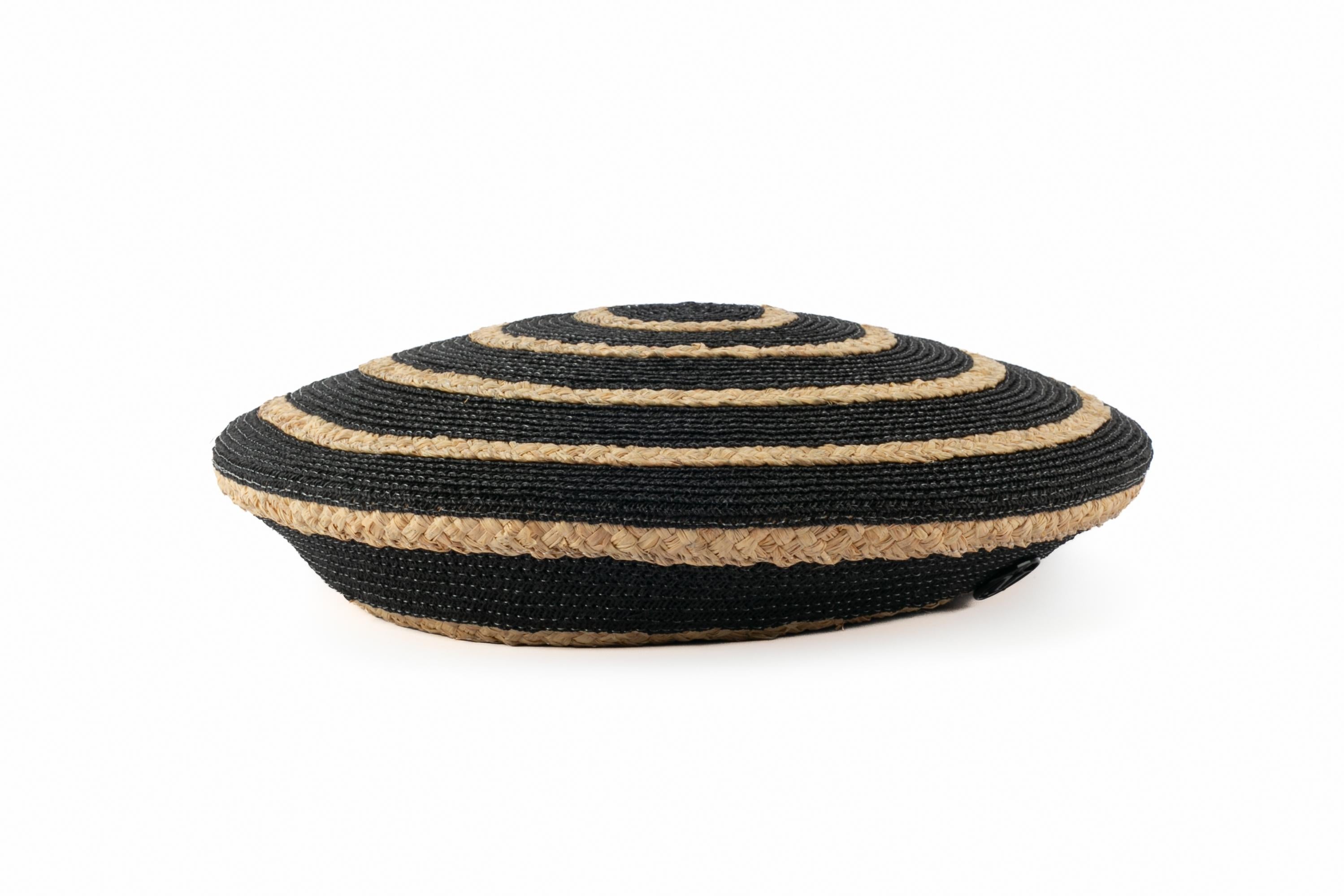 Maison Michel - (Made in France) Cappello beige e nero in canapa e rafia. È indicata la taglia M.

Condizioni:
Ottime condizioni

Dimensioni:
Circonferenza della testa: 51 cm

SKU:CHP21