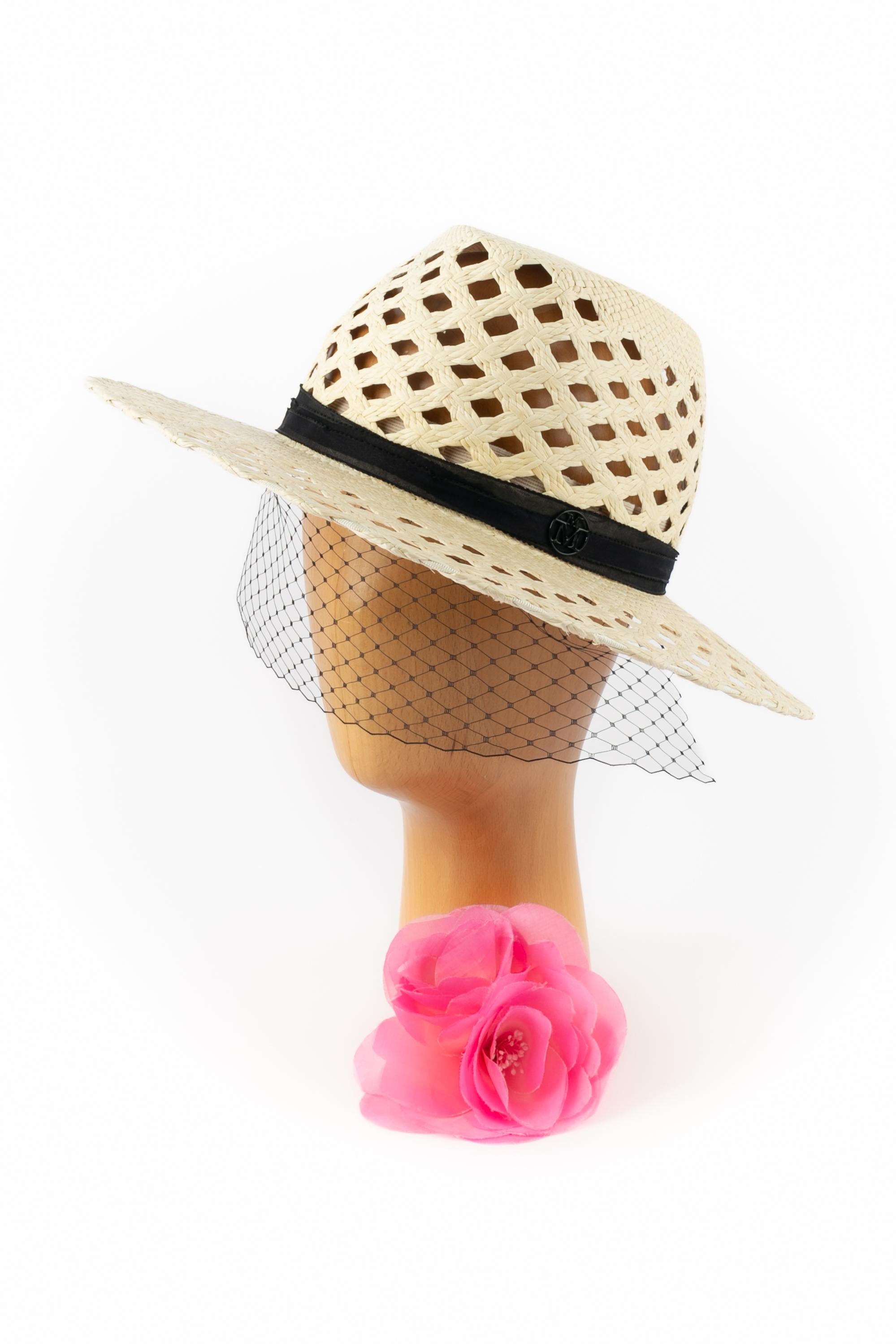 Maison Michel - (Made in Italy) Cappello di paglia traforata con nastro di seta nero. È indicata la taglia M.

Condizioni:
Ottime condizioni

Dimensioni:
Circonferenza della testa: 58 cm

SKU:CHP51