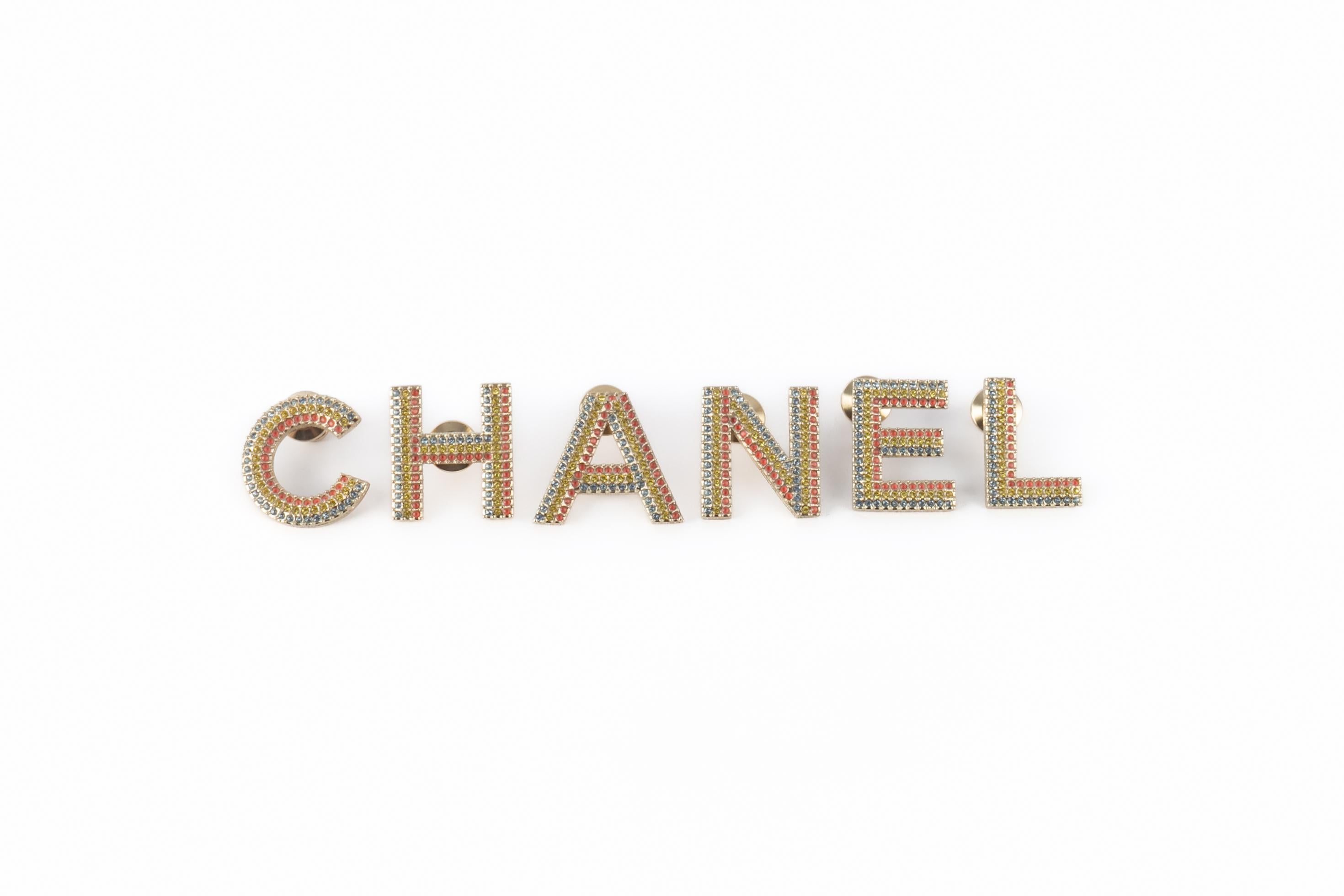 CHANEL - (Made in France) Ensemble de broches en métal doré avec strass colorés. A 2023 Collectional.

Condit :
Très bon état.

Dimensions :
C dimensions : 2,5 cm x 2,5 cm // Dimensions A : 2,6 cm x 2,8 cm

SKU:BRB46