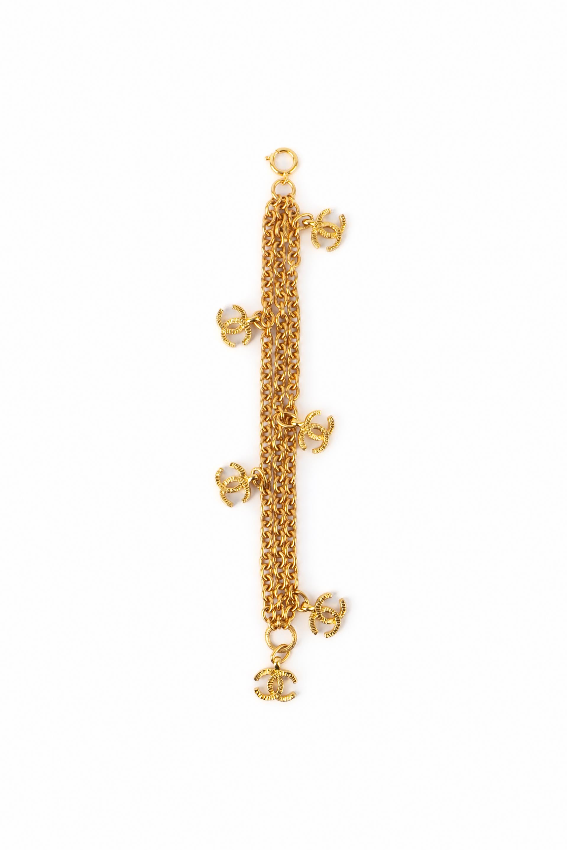CHANEL - (Made in France) Pulsera de metal dorado con cadenas finas y logotipos cc. Joyas de los años 90.

Estado:
Muy buen estado

Dimensiones:
Longitud: 20 cm

SKU:BRAB140