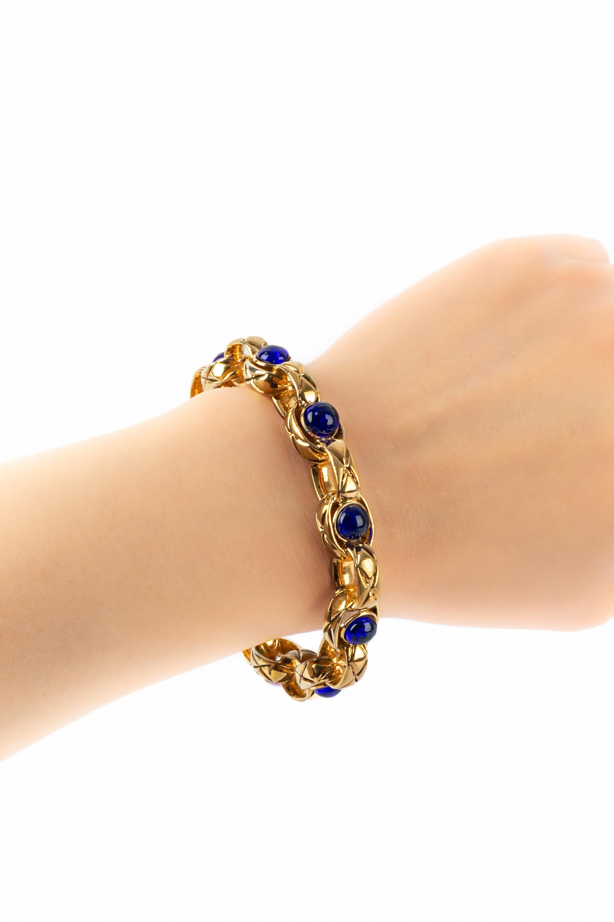 CHANEL - (Fabriqué en France) Bracelet en métal doré avec cabochons en pâte de verre bleue. A 2cc3 Collectional.

Condit :
Très bon état.

Dimensions :
Longueur : 14 cm

SKU:BRAB32