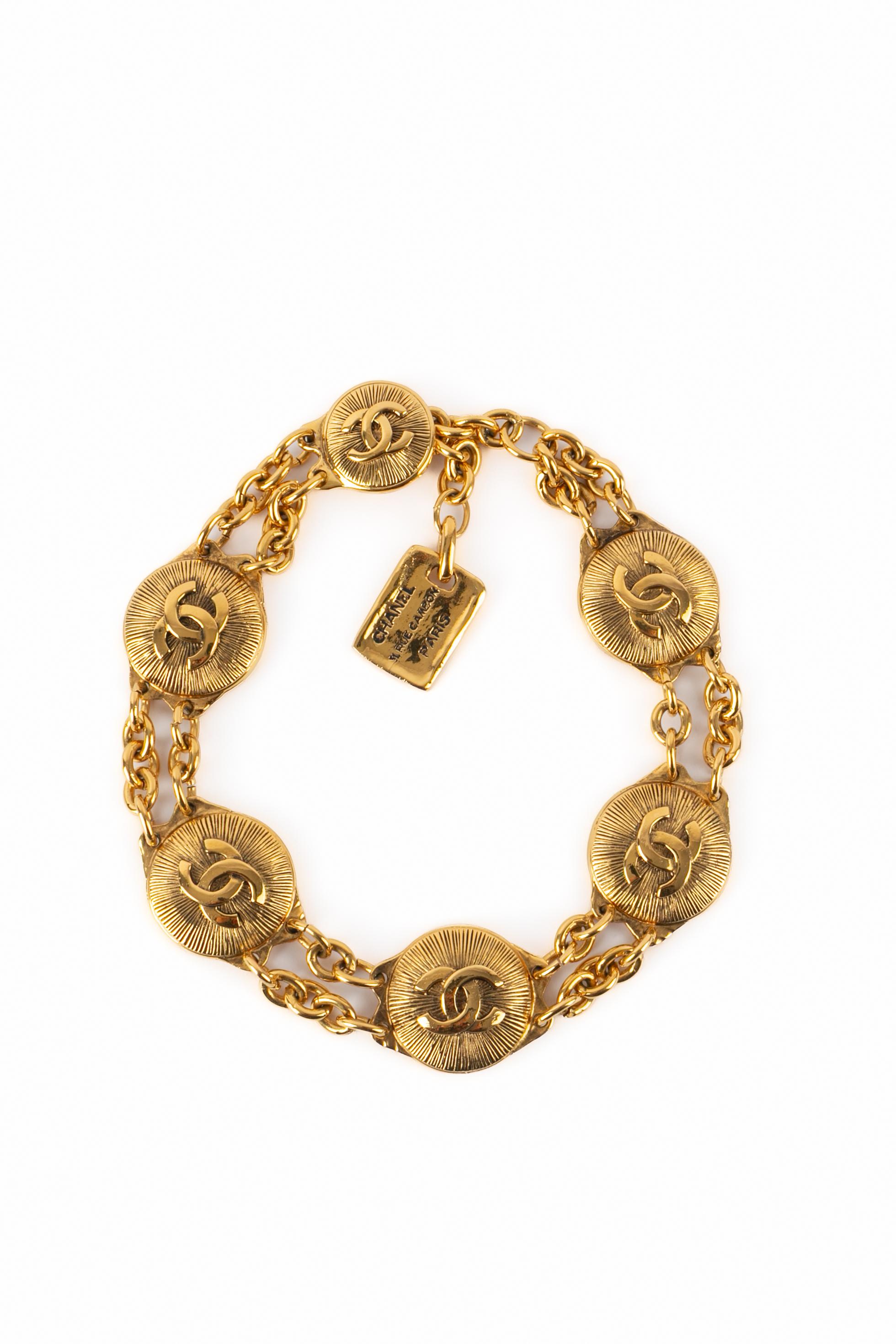CHANEL - (Made in France) Kurze goldene Metallkette, bestehend aus kreisförmigen Medaillons, in deren Mitte sich die cc-Logos befinden. Schmuckstücke aus der Mitte der 1980er Jahre.

Bedingung:
Sehr guter Zustand

Abmessungen:
Länge: von 37 cm bis