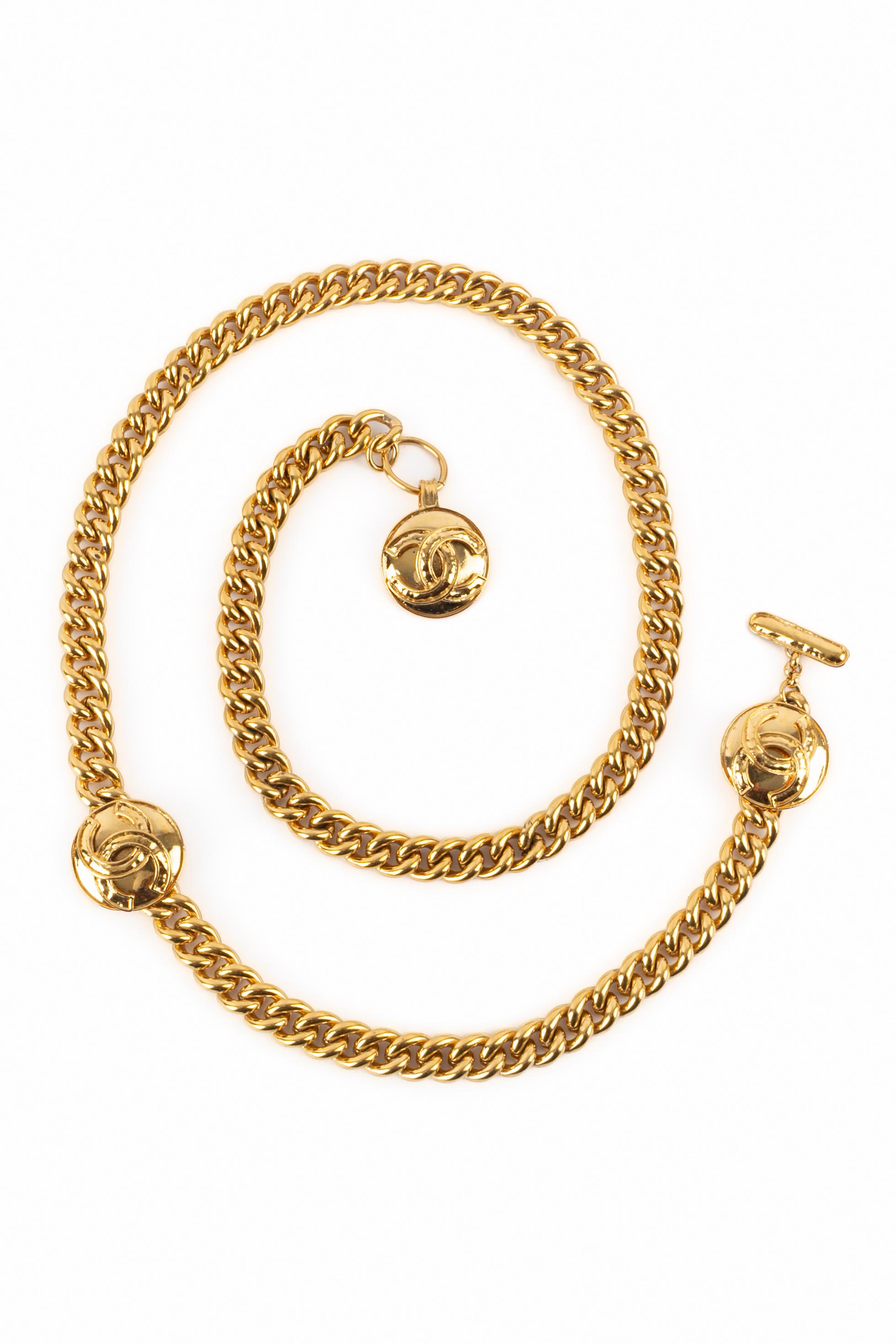 Chanel - (Made in France) Cintura a catena in metallo dorato con medaglioni a forma di cc. Collezione Primavera-Estate 1994 sotto la direzione artistica di Karl Lagerfeld.

Condizioni:
Ottime condizioni

Dimensioni:
Lunghezza: 78 cm

SKU:CCB81