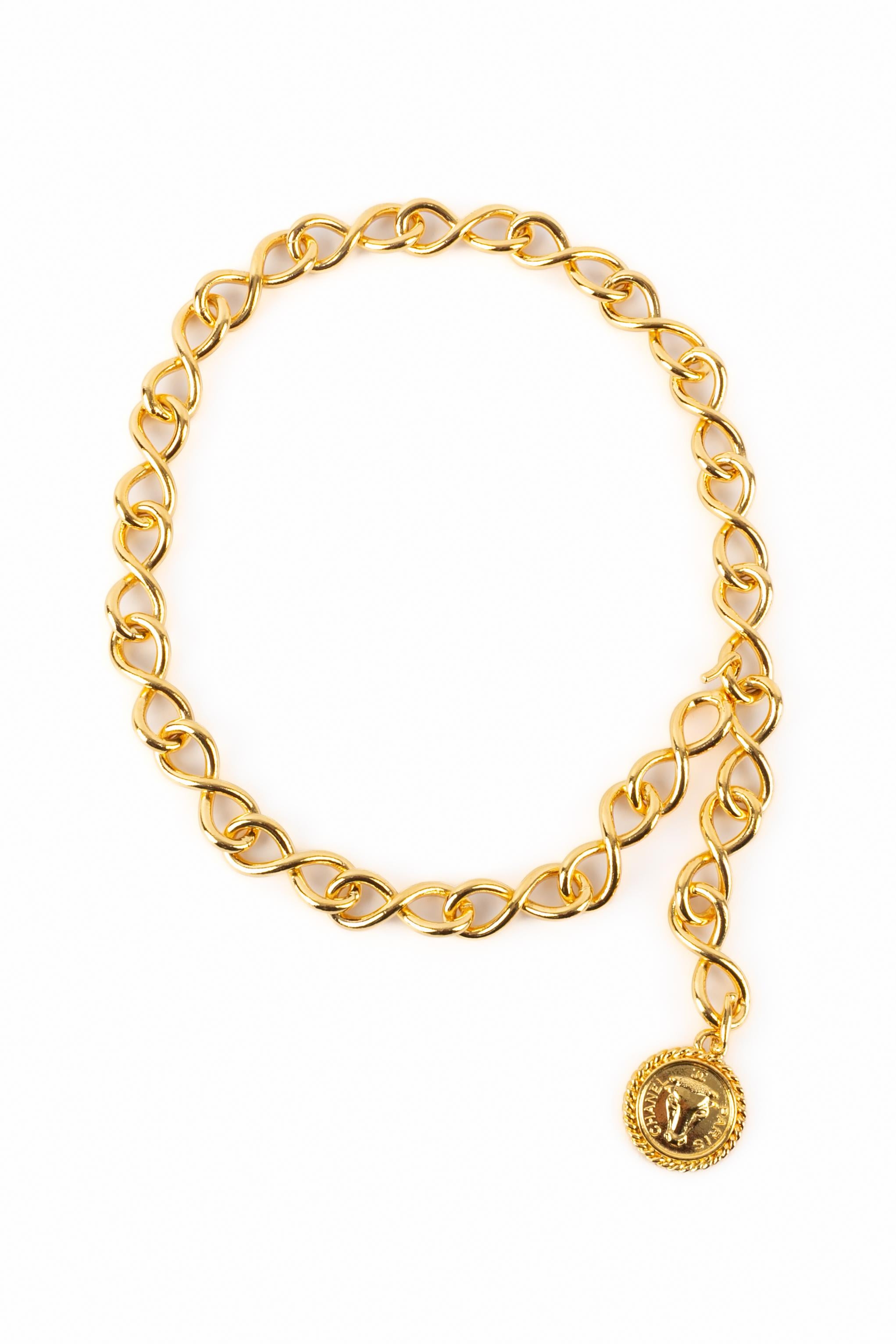 Chanel - (Made in France) Cintura a catena in metallo dorato con medaglione a testa di toro.

Condizioni:
Ottime condizioni

Dimensioni:
Lunghezza: 78 cm

SKU:CCB106