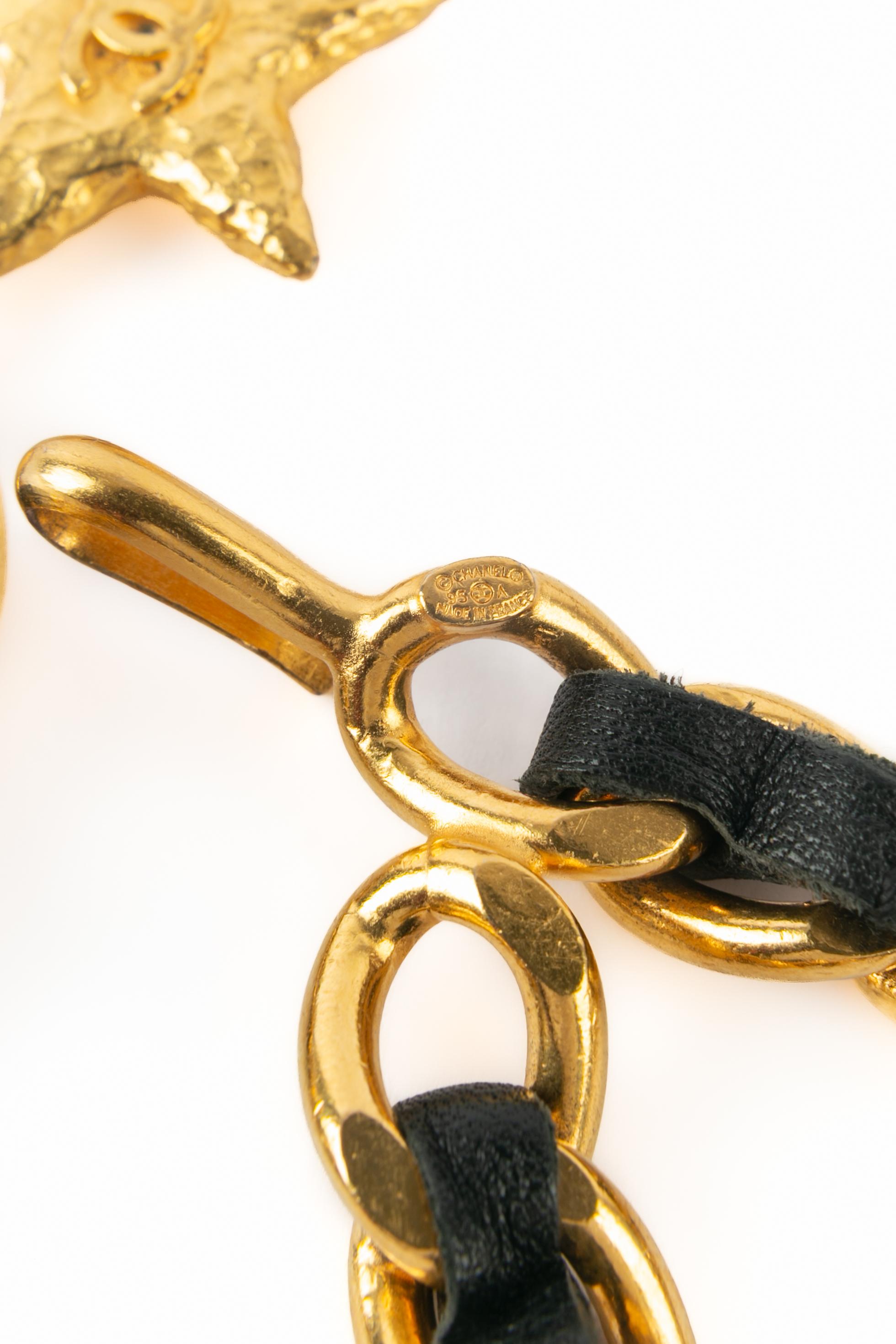 Chanel - (Made in France) Cintura in metallo dorato e pelle nera raffigurante stelle centrate da loghi cc. Collezione Autunno-Inverno 1995 sotto la direzione artistica di Karl Lagerfeld.

Condizioni:
Ottime condizioni

Dimensioni:
Lunghezza: 95