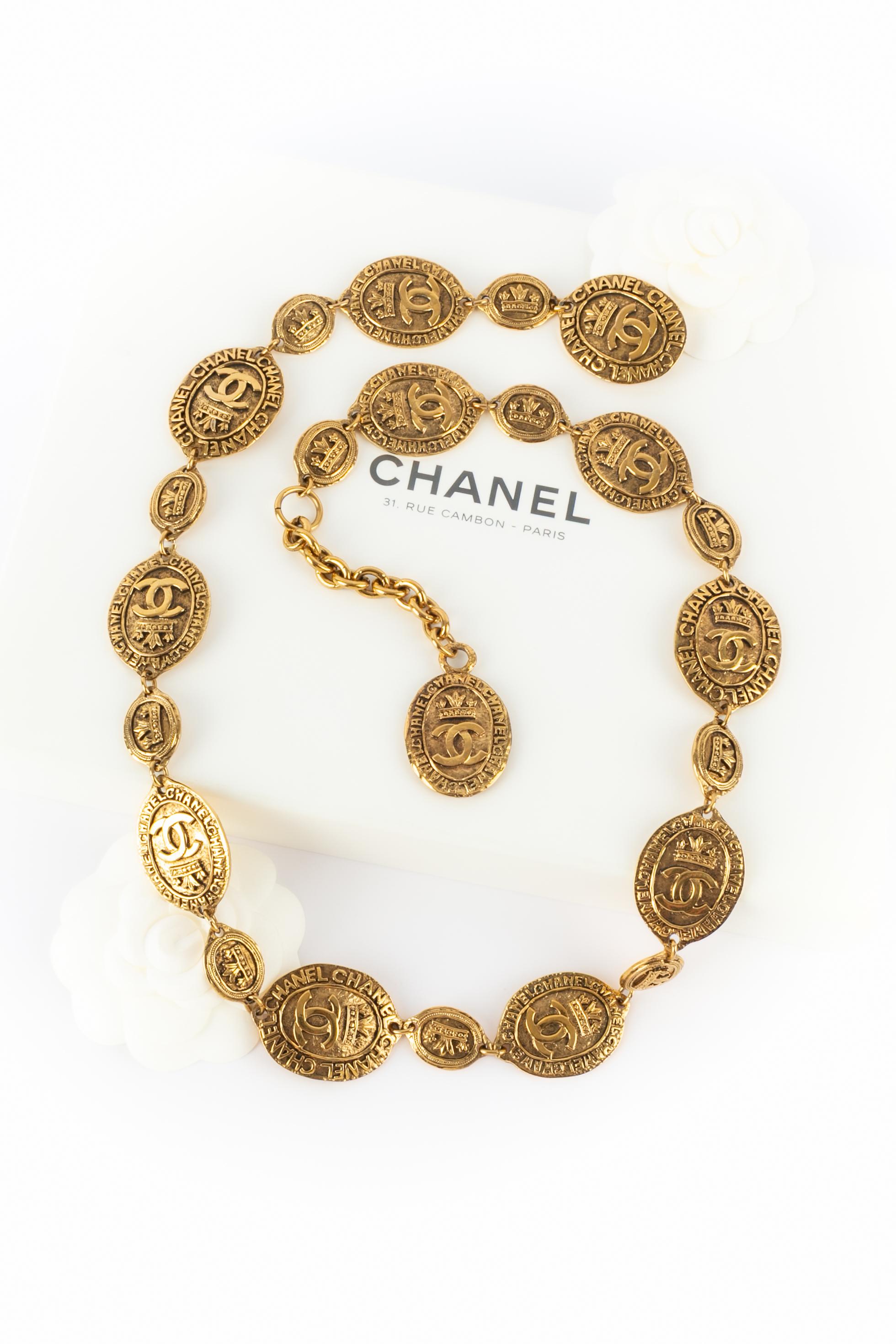 Chanel - (Made in France) Cintura articolata in metallo dorato con medaglioni ovali. Gioielli della metà degli anni '80.

Condizioni:
Ottime condizioni

Dimensioni:
Lunghezza: da 77 a 83 cm

SKU:CCB105