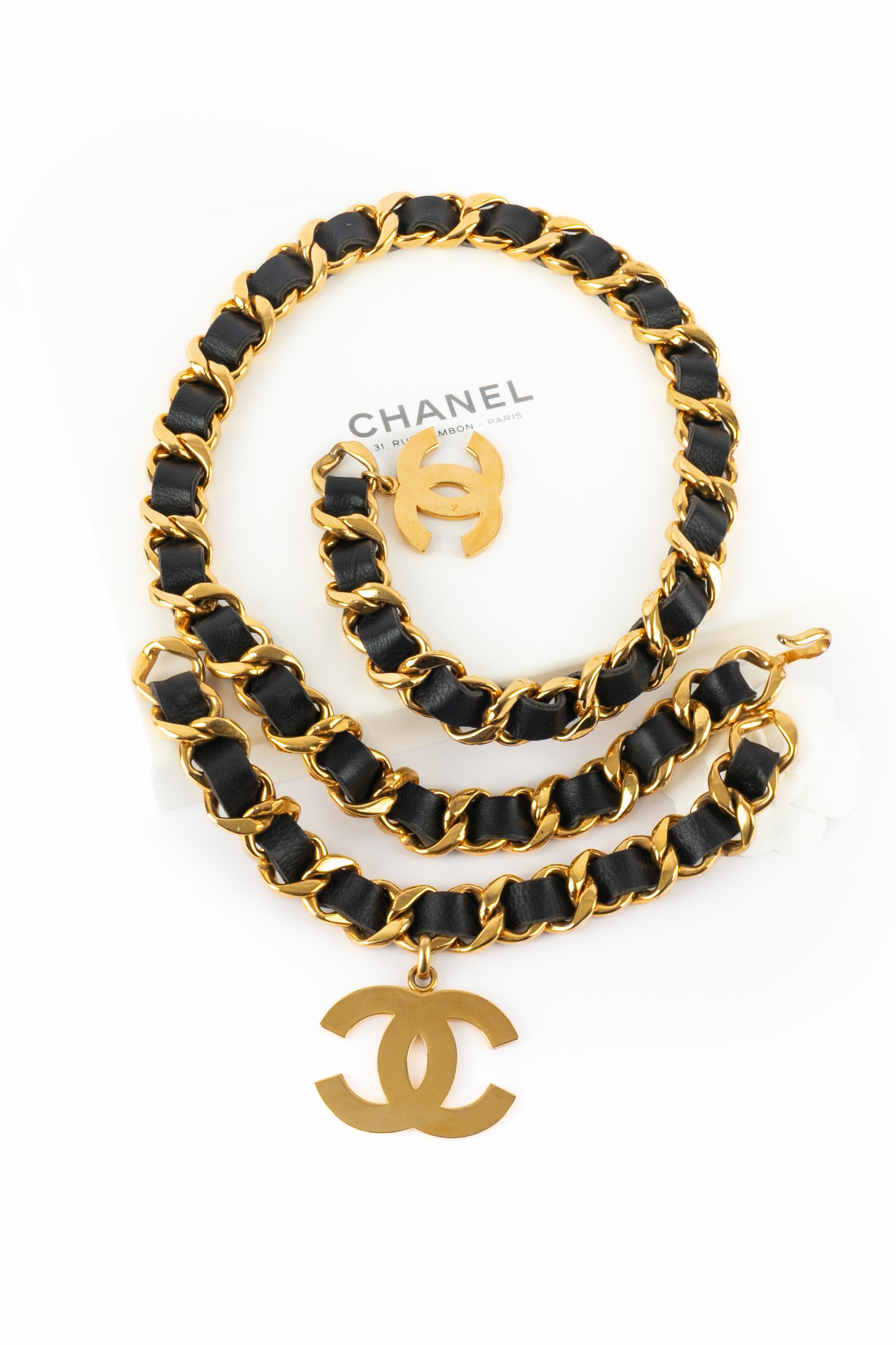Chanel - (Made in France) Ampia cintura in metallo e pelle dorata con due loghi cc. Collezione Autunno-Inverno 1993 sotto la direzione artistica di Karl Lagerfeld.

Condizioni:
Ottime condizioni

Dimensioni:
Lunghezza: 90 cm

SKU:CCB110