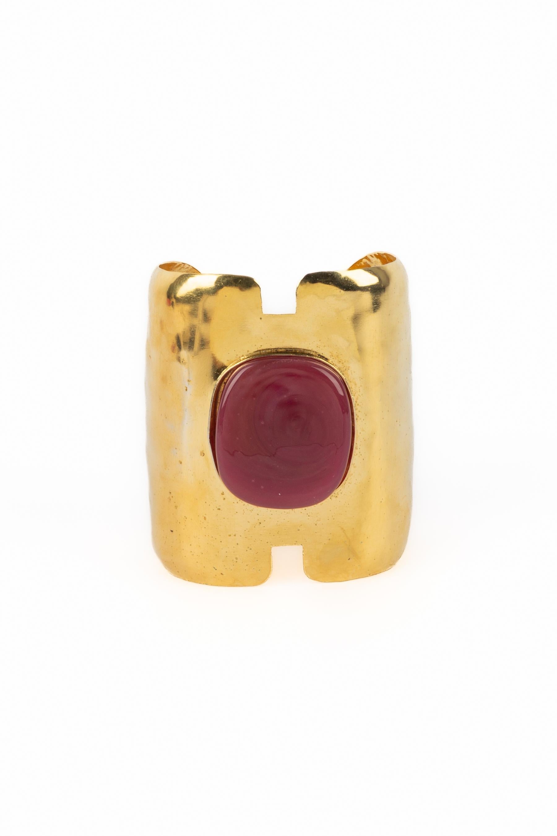 FRANCES PATIKY STEIN - (Made in France) Geschlagenes goldenes Metallarmband mit einem beeindruckenden Cabochon aus Glaspaste.

Bedingung:
Sehr guter Zustand

Abmessungen:
Höhe: 7,3 cm - Umfang des Handgelenks: 15 cm - Öffnung: 2,7 cm

SKU:BRA31