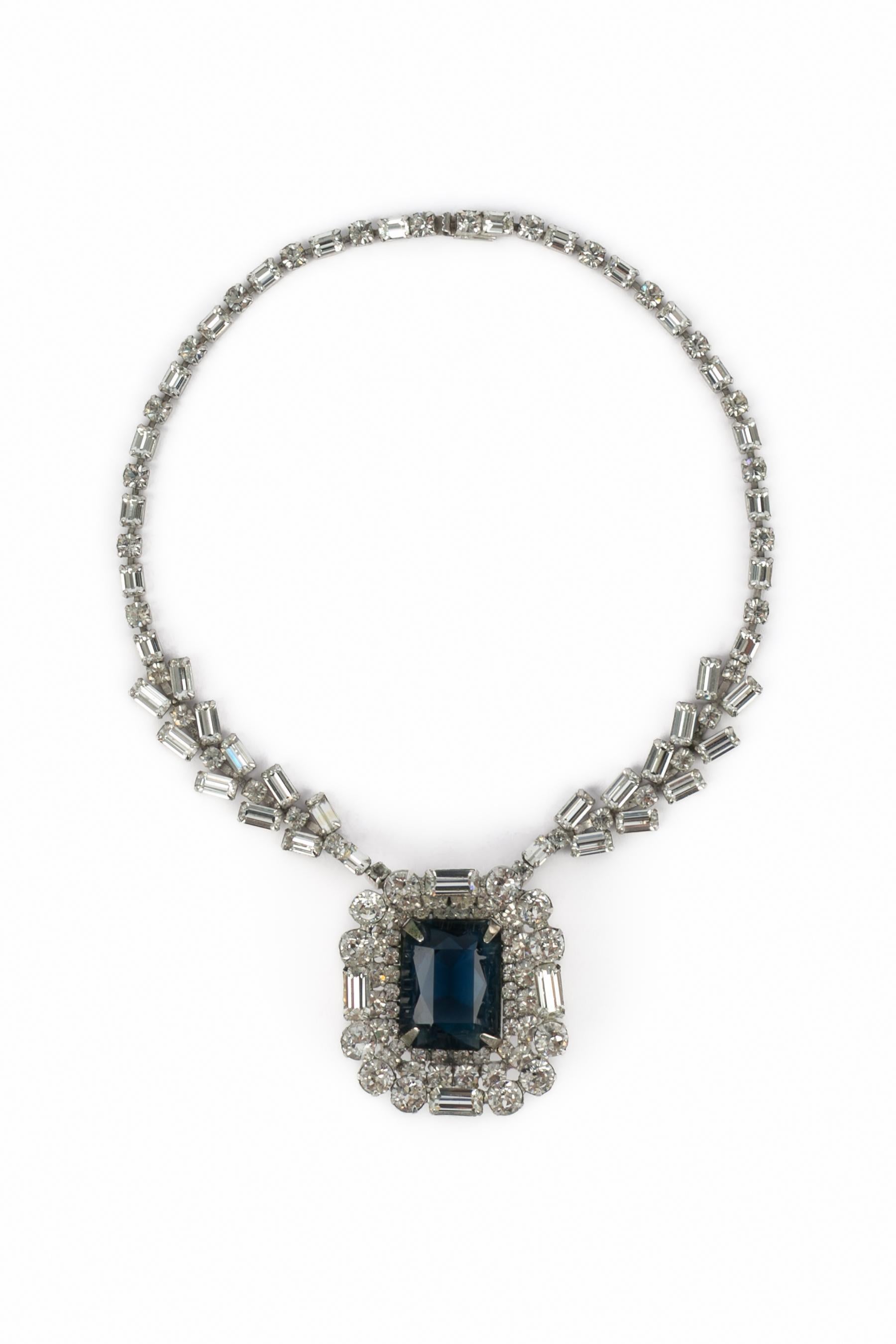 DIOR - Goldenes Metallcollier mit Strasssteinen, verziert mit einem eindrucksvollen blauen Strassstein in der Mitte.

Bedingung:
Sehr guter Zustand

Abmessungen:
Länge: 40 cm

SKU:BC121