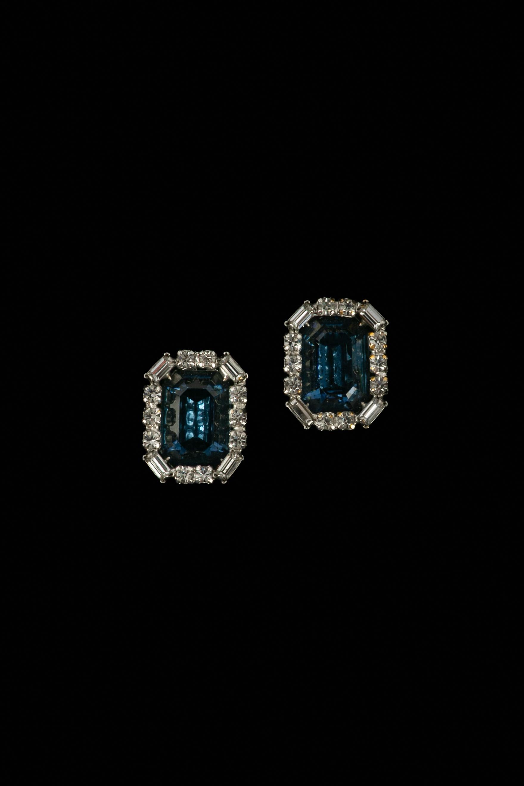 DIOR - Orecchini a clip in metallo argentato con strass argentati e blu.

Condizioni:
Ottime condizioni

Dimensioni:
Altezza: 2.5 cm

SKU:BO108