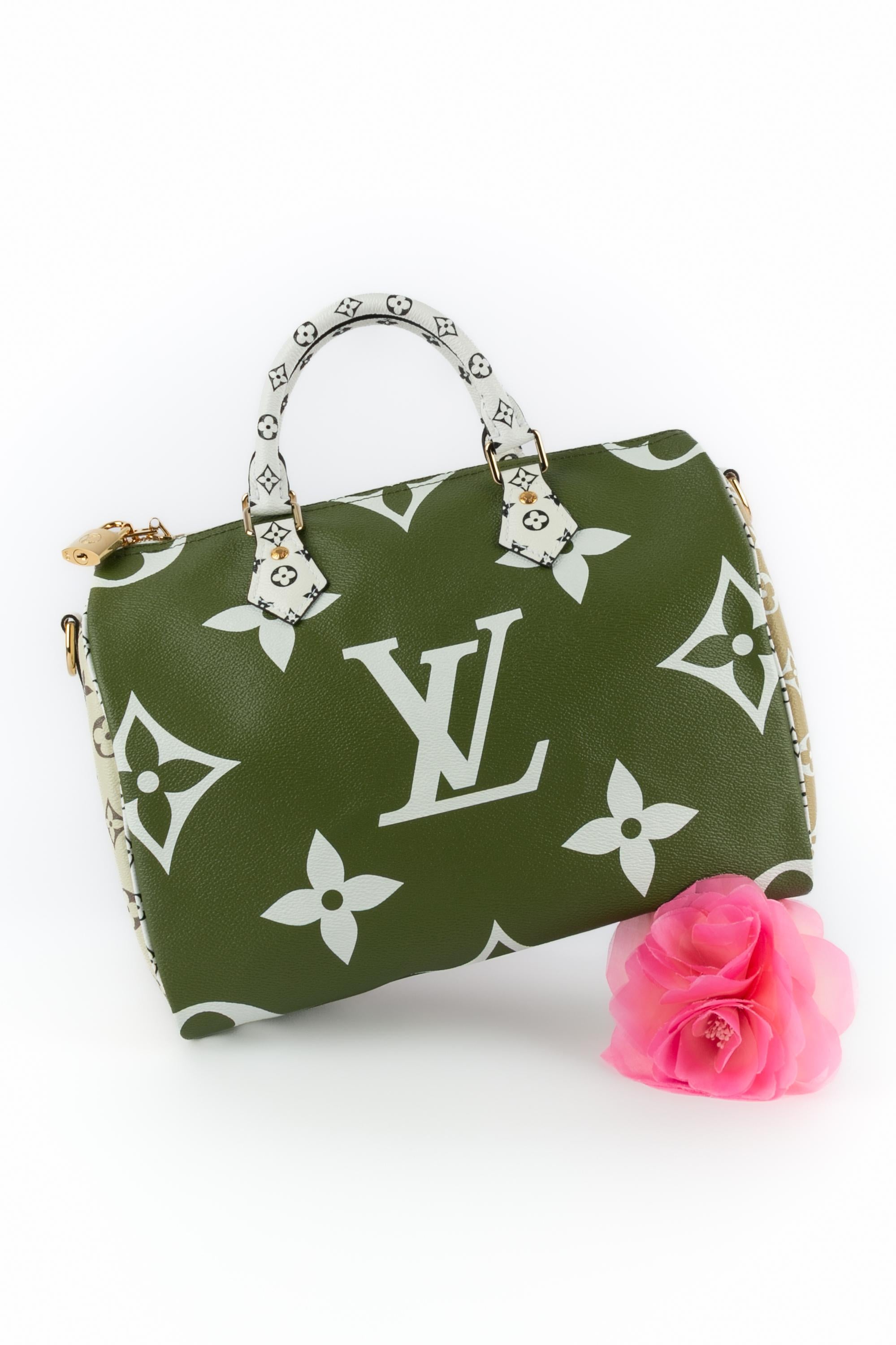LOUIS VUITTON - (Made in France) Grün-beigefarbene Riesentasche aus Canvas mit Monogrammen, Naturleder, goldenem Messing, einem Vorhängeschloss mit Schlüssel und einem abnehmbaren, verstellbaren Riemen. A 2019 Collection'S - Limitierte