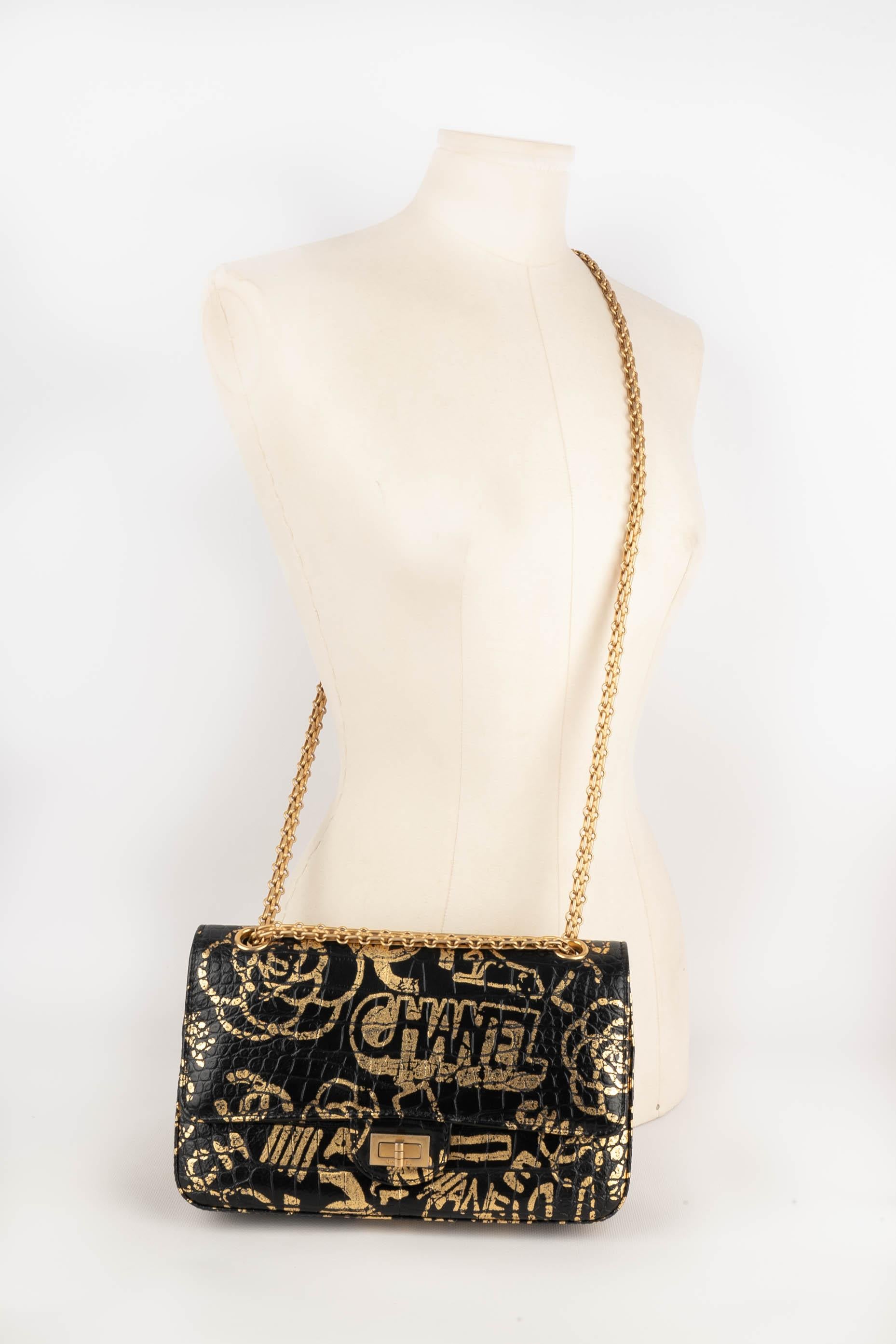 CHANEL - (Made in France) Tasche aus schwarzem Kalbsleder 2.55, geprägt wie Krokodilleder und bedruckt mit einem goldenen Graffiti. 