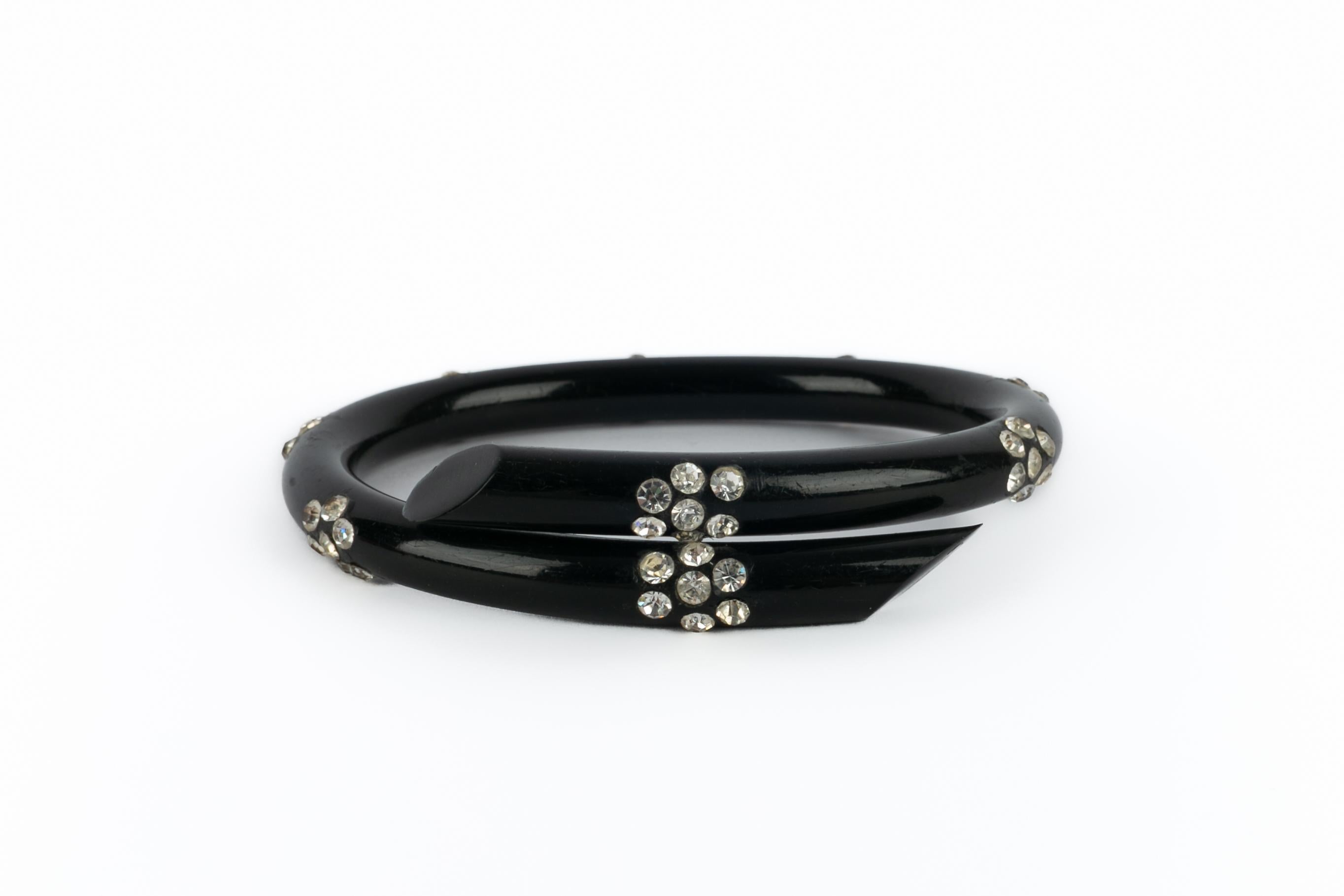 SCONOSCIUTO - (Made in France) Bracciale in bachelite nera con strass. Gioielli non firmati degli anni '20.

Condizioni:
Ottime condizioni

Dimensioni:
Circonferenza: 19 cm

SKU:BRA132