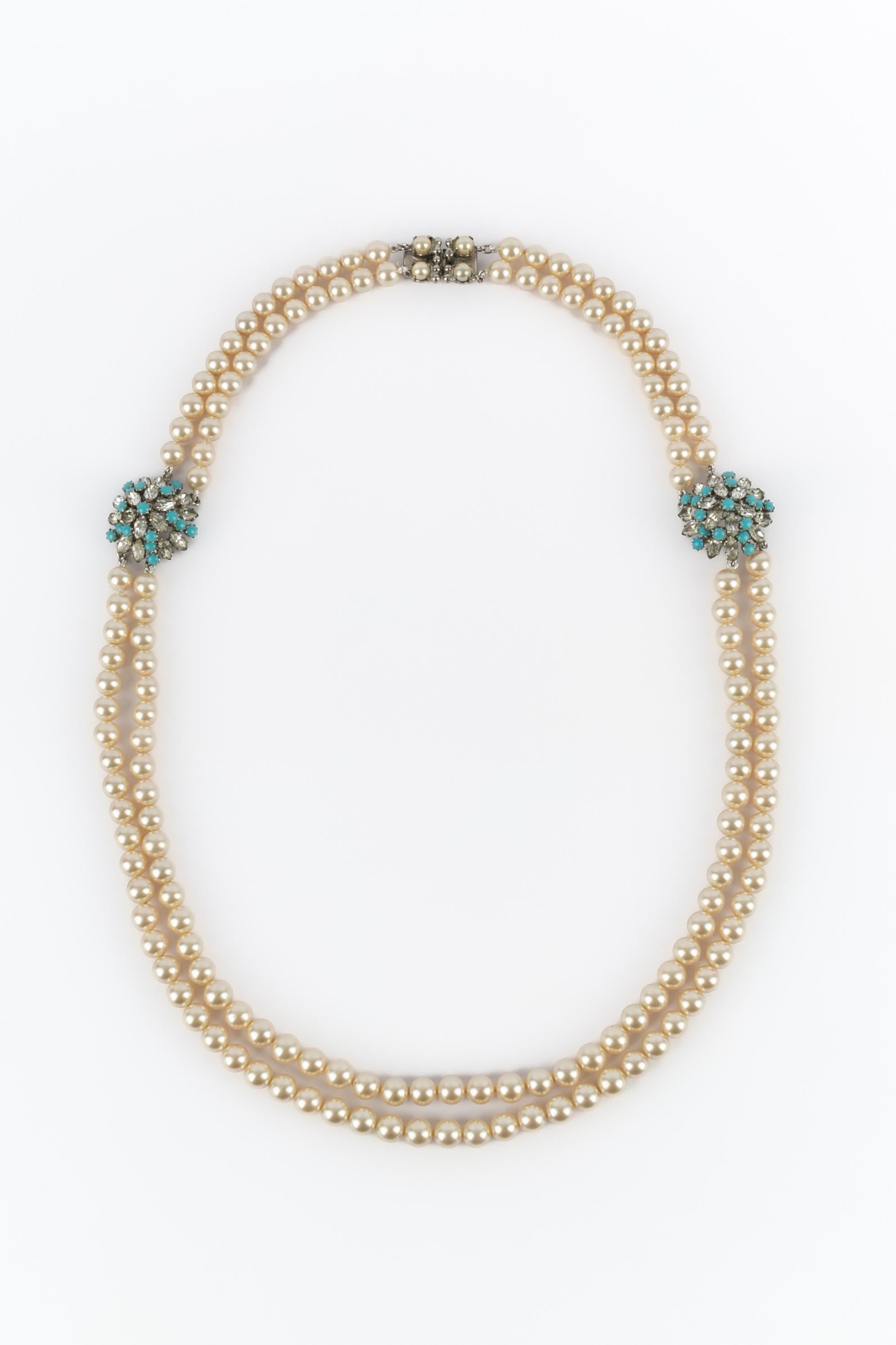 DIOR - (Made in France) Collana lunga di perle con elementi in metallo argentato, strass e pasta di vetro blu. Gioielli non firmati, attribuiti a Dior

Condizioni:
Ottime condizioni

Dimensioni:
Lunghezza della fila più corta: 73 cm

SKU:BC219