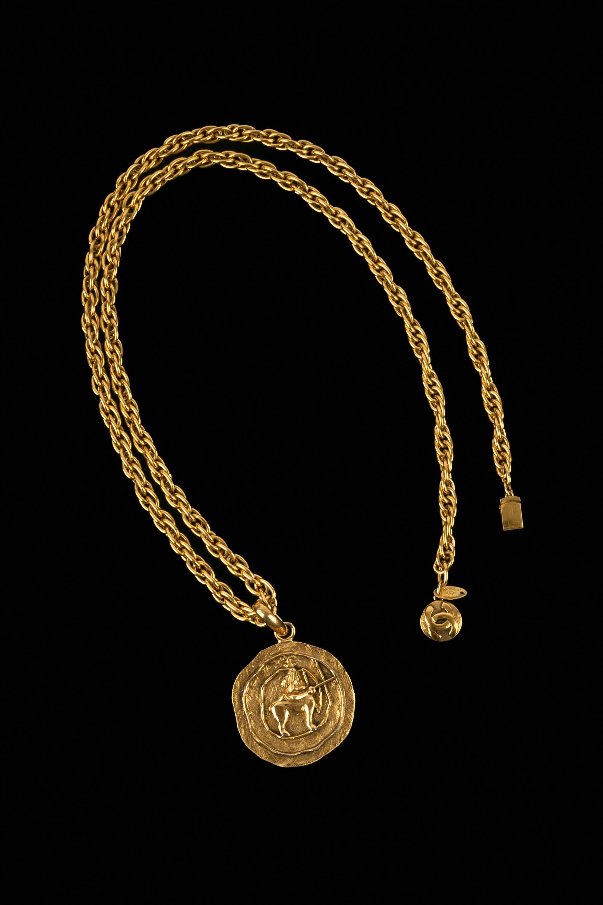 Chanel Medaillon-Halskette im Zustand „Hervorragend“ im Angebot in SAINT-OUEN-SUR-SEINE, FR