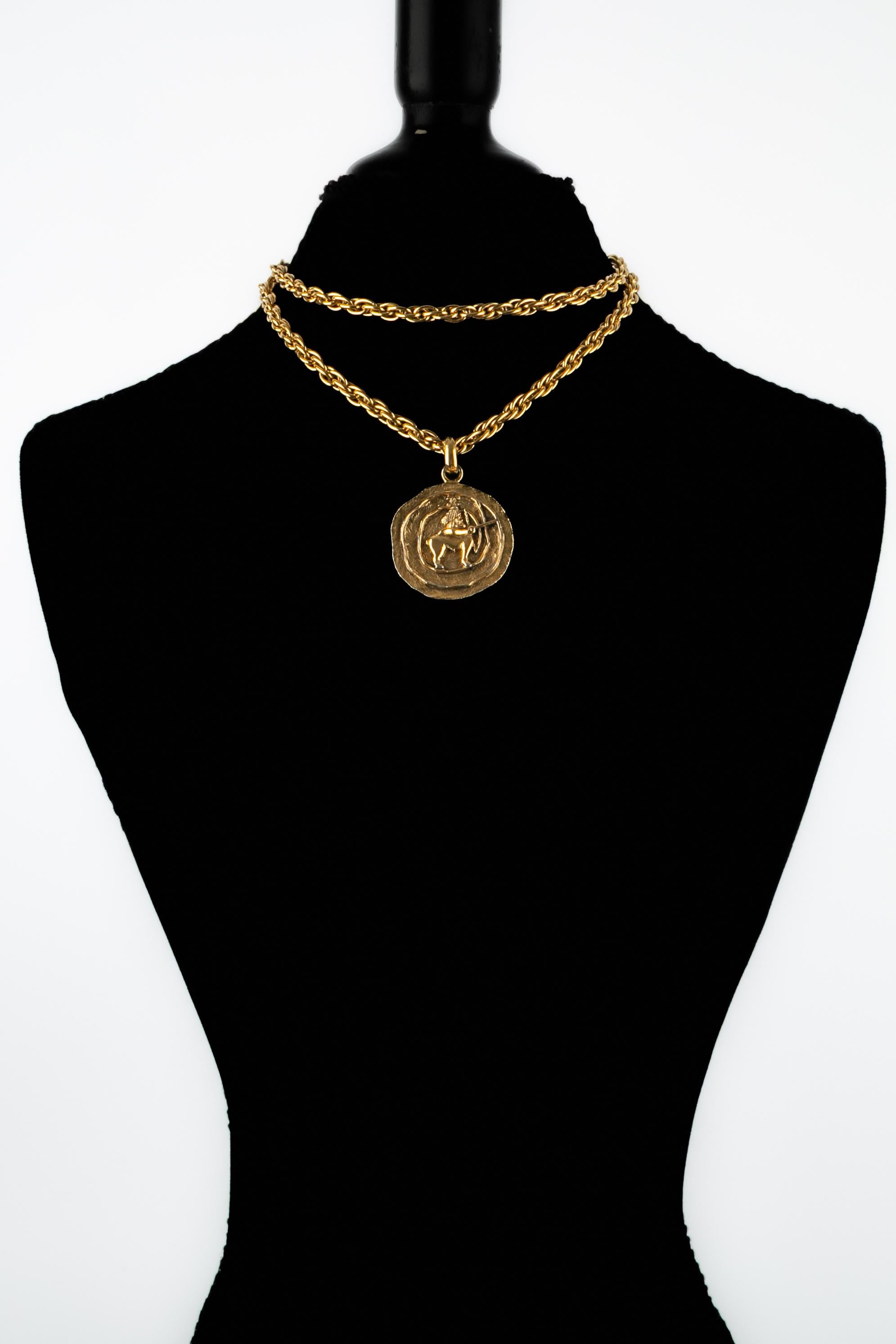 Chanel Medaillon-Halskette im Angebot 6