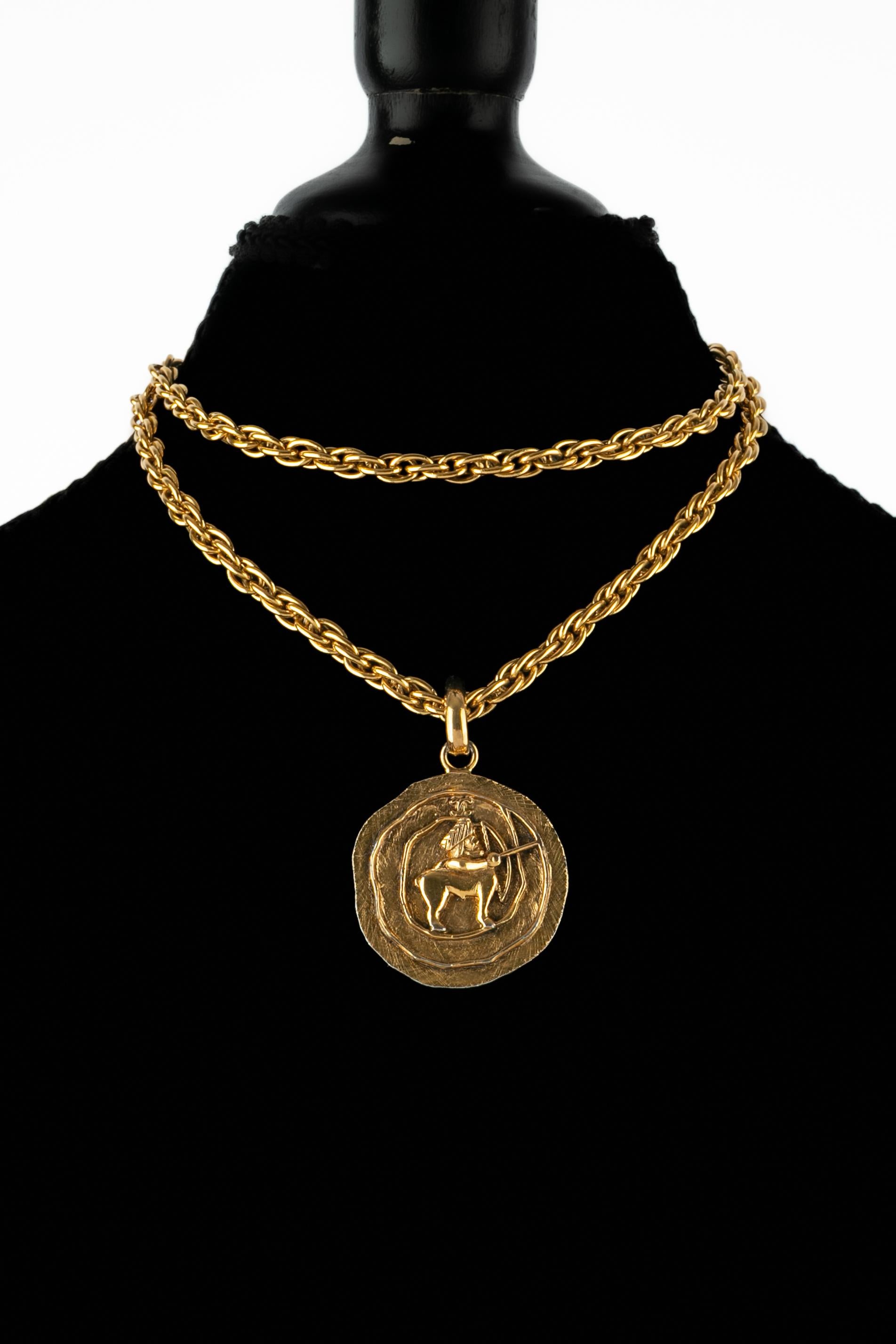 Chanel Medaillon-Halskette im Angebot 7