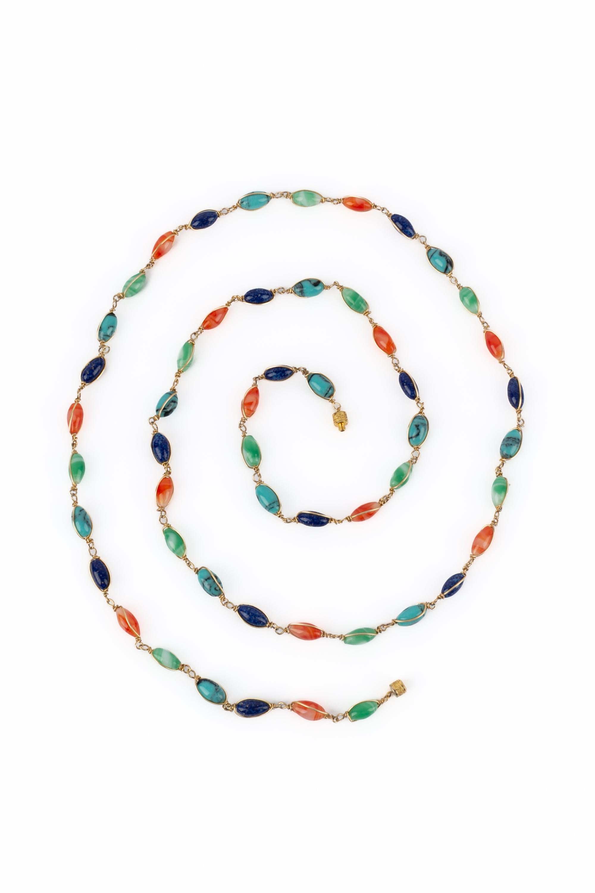 DESCONOCIDO - Collar de metal dorado con perlas de pasta de vidrio multicolores.

Estado:
Muy buen estado

Dimensiones:
Longitud: 128 cm

SKU:BC70