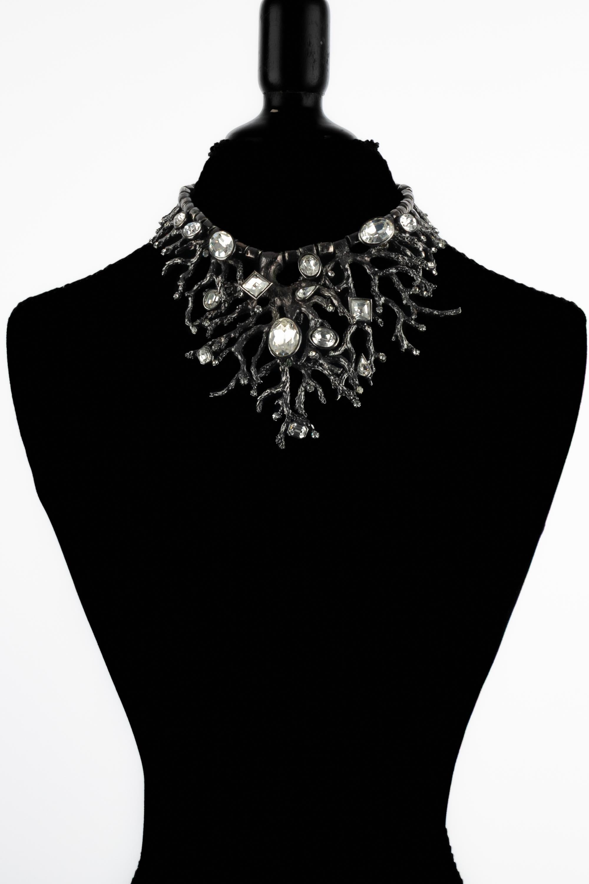 YVES SAINT LAURENT - Korallenfarbene Halskette aus silbernem Metall mit Strasssteinen. Veröffentlicht in der Haute Couture Collection'S Frühjahr-Sommer 1980.

Bedingung:
Guter Zustand

Abmessungen:
Länge: von 32 cm bis 37,5 cm

SKU:BC192