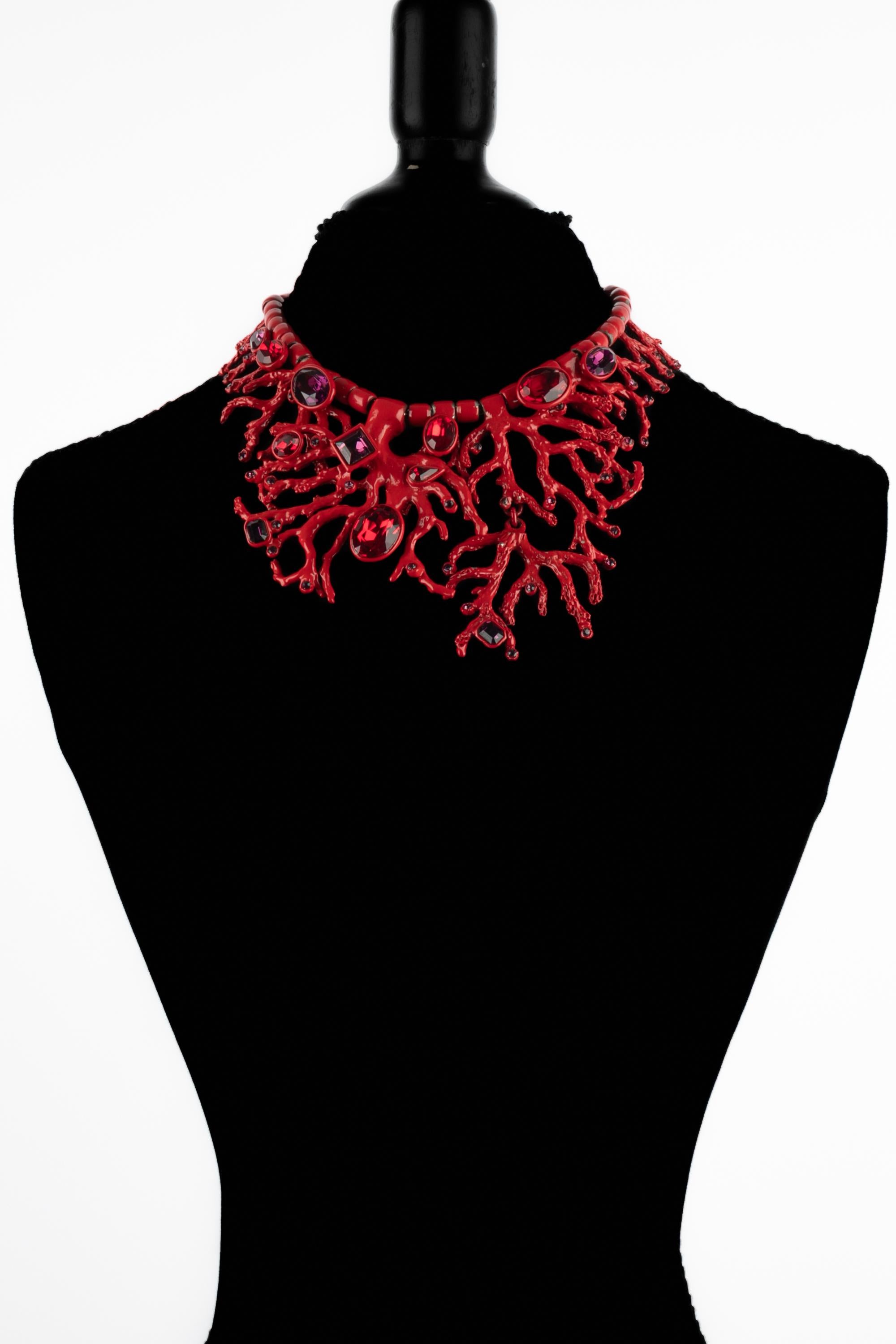 YVES SAINT LAURENT - Korallenfarbene Halskette aus silbernem Metall, rot emailliert und mit lila und roten Strasssteinen verziert. Veröffentlicht in der Haute Couture Collection'S Frühjahr-Sommer 1980.

Bedingung:
Guter Zustand

Abmessungen:
Länge:
