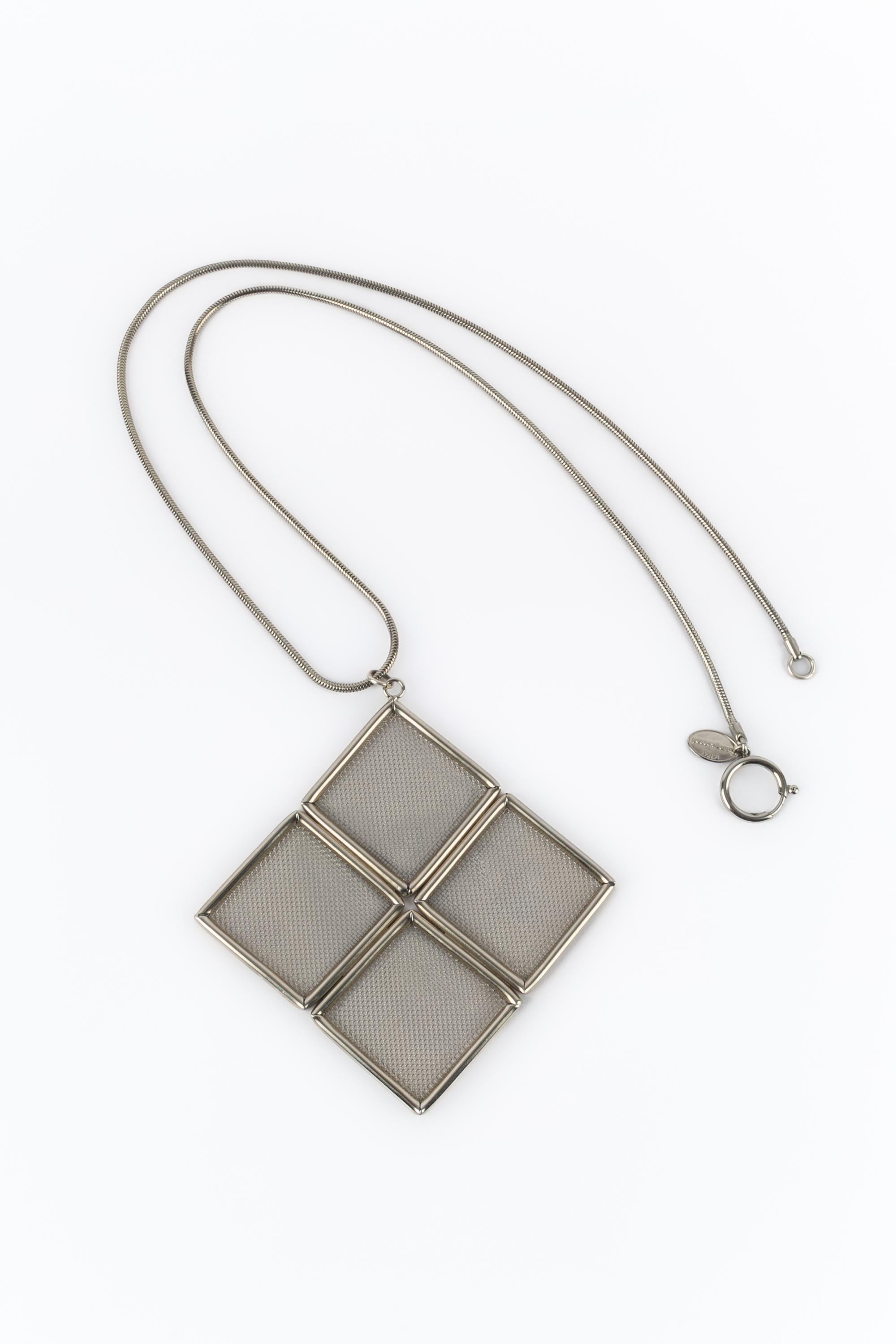 PACO RABANNE - (Fabriqué en France) Collier pendentif en métal argenté.

Condit :
Très bon état.

Dimensions :
Longueur : 70 cm - Pendentif : 11 cm x 11 cm

SKU:BC8