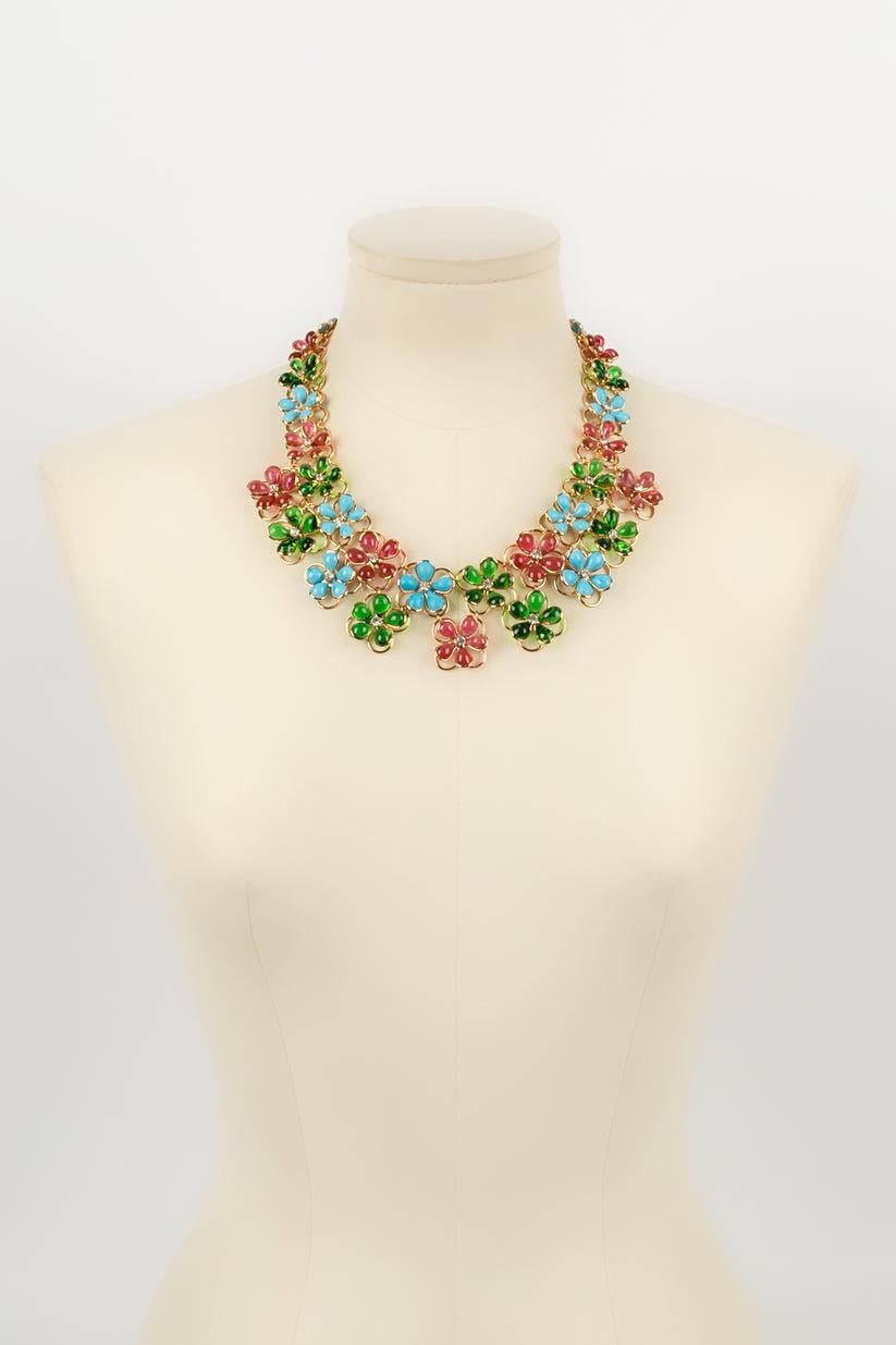 Augustine - (Fabriqué en France) Collier composé de métal doré et de fleurs en pâte de verre avec un cœur en strass.

Informations complémentaires :
Dimensions : Longueur : de 44 cm à 49 cm
Condit : Très bon état.
Numéro de référence du vendeur :