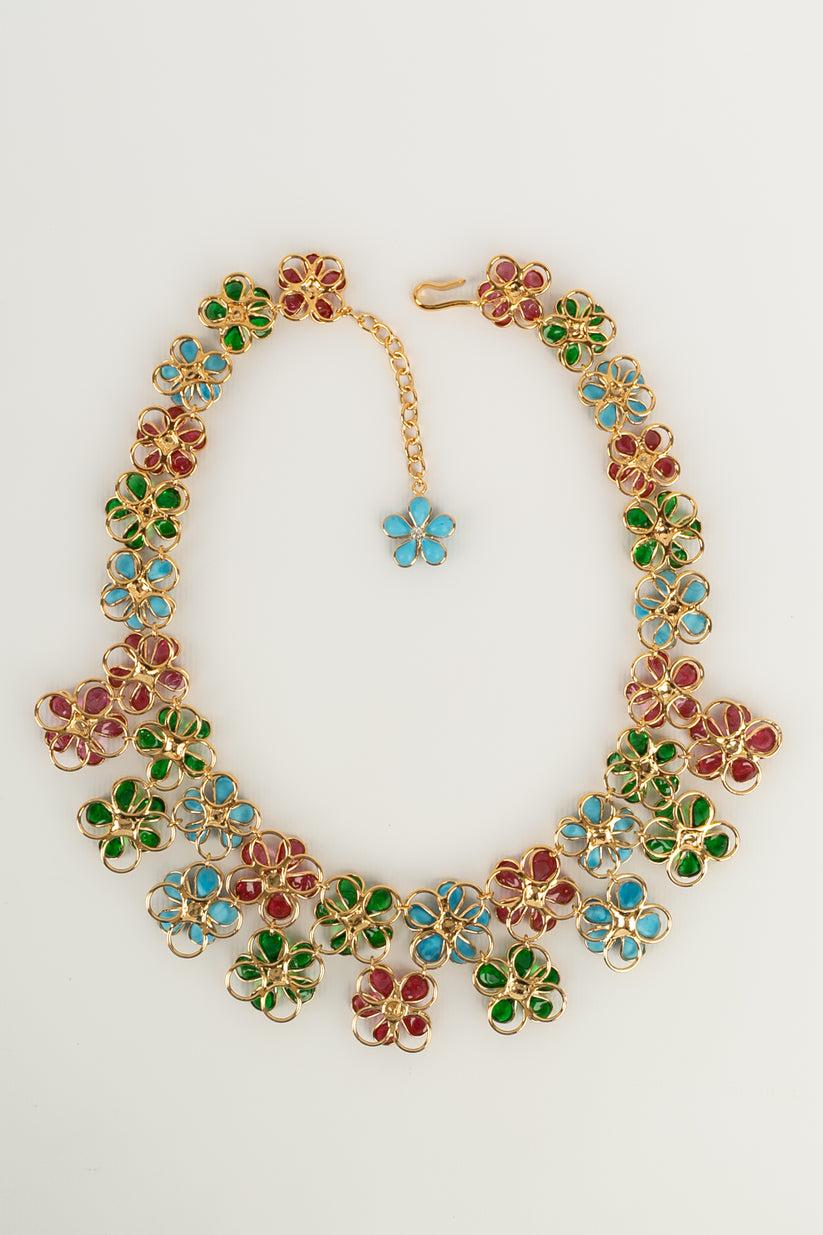 Collier Augustine en métal doré et fleurs en pâte de verre en vente 3