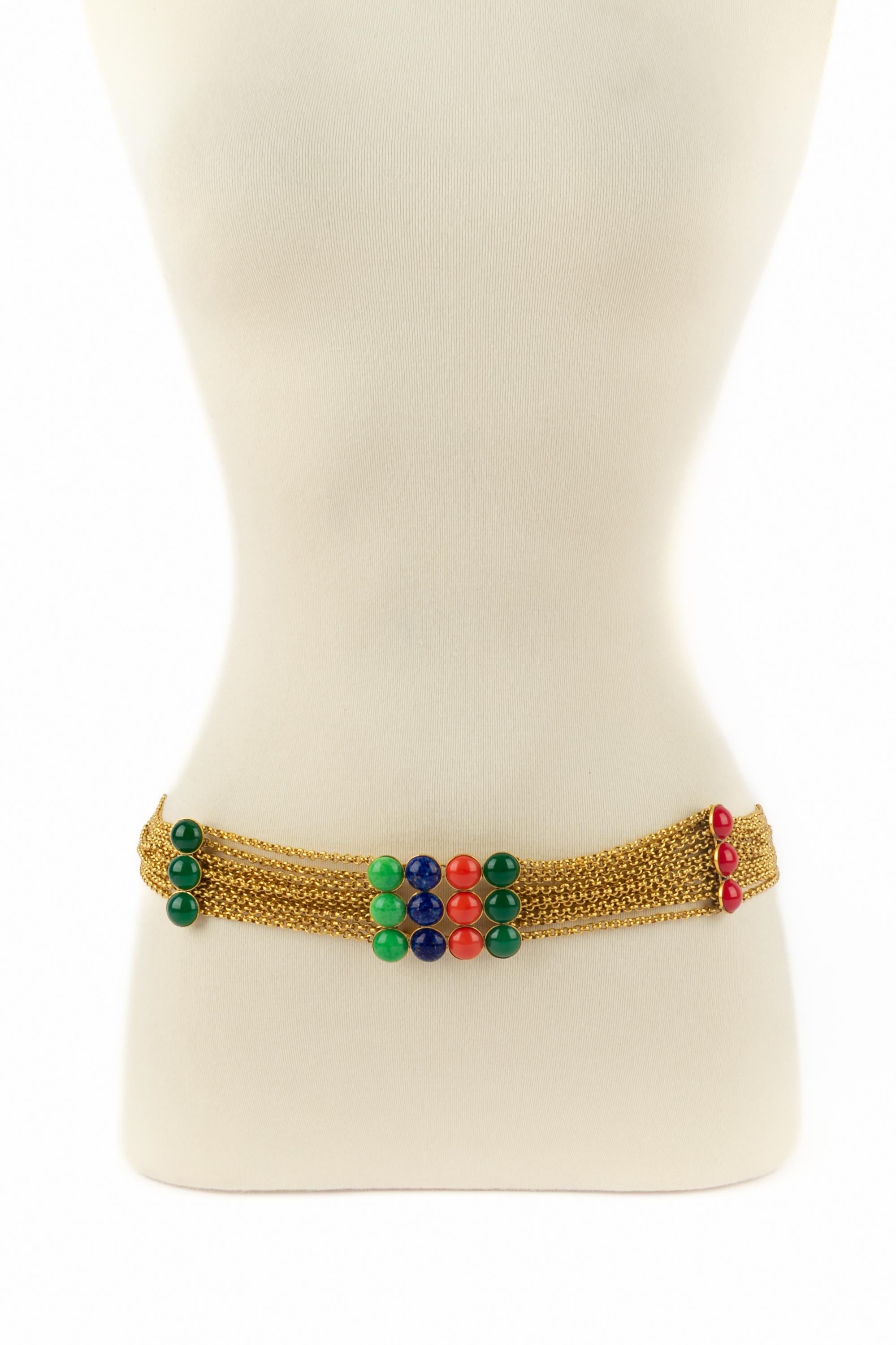 YVES SAINT LAURENT - Ceinture en chaîne à plusieurs rangs en métal doré avec cabochons en pâte de verre multicolore. Ceinture non signée, attribuée à Yves Saint Laurent.

Condit :
Très bon état.

Dimensions :
Longueur : 78 cm

SKU:ACC42