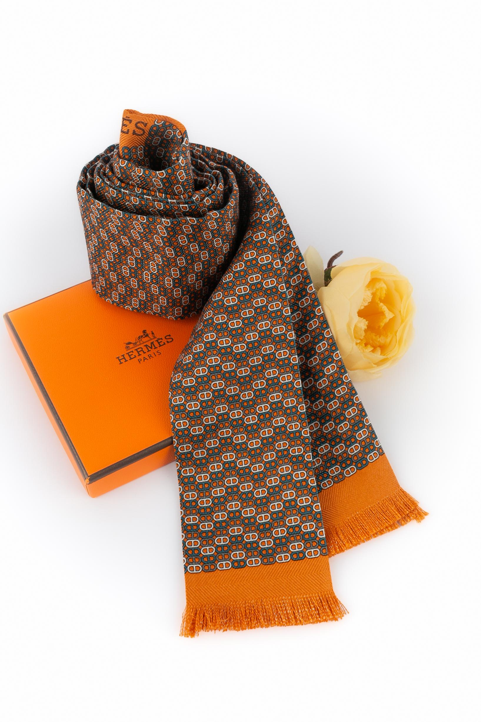 HERMÈS - (Made in France) Foulard largo de seda naranja ilustrado con eslabones. Faltan las etiquetas de composición y marca.

Estado:
Muy buen estado

Dimensiones:
Longitud: 150 cm x 20 cm

SKU:FFH73