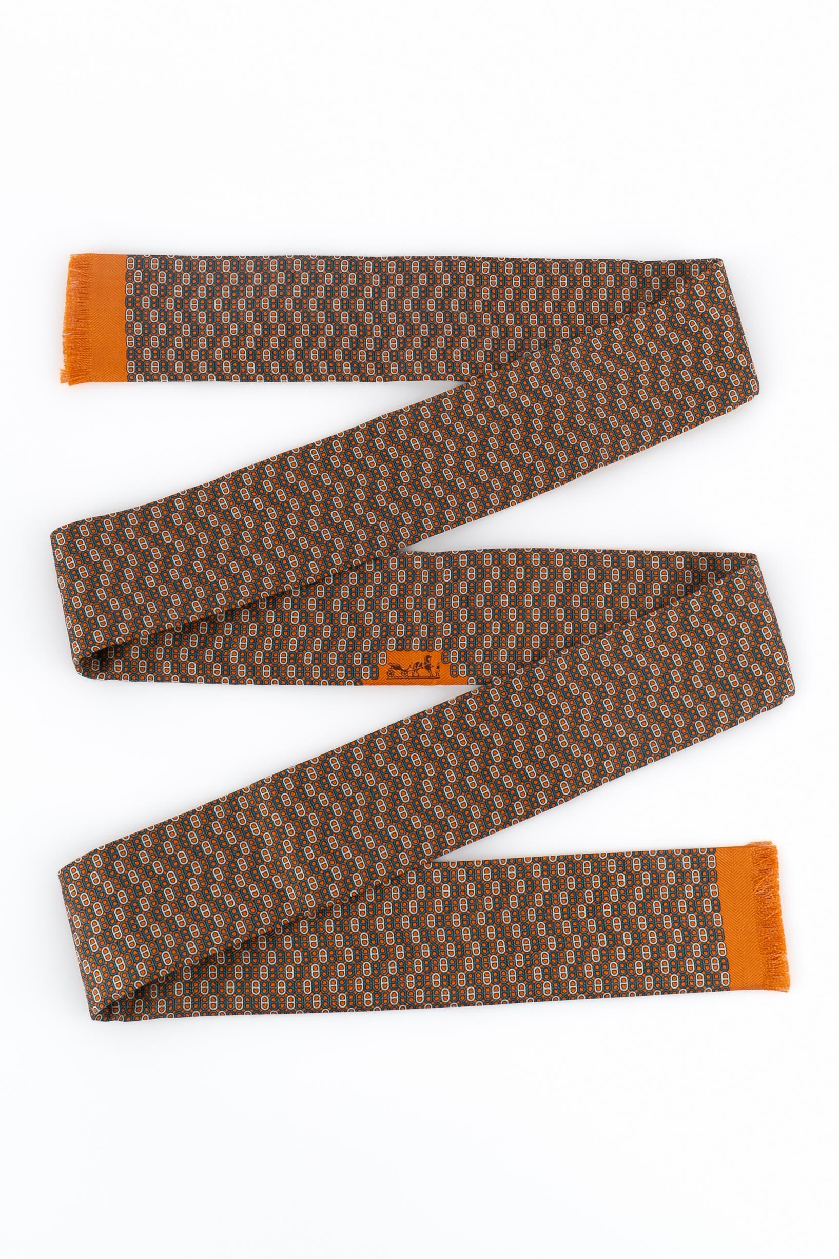 Foulard largo de seda Hermès en Excelente estado para la venta en SAINT-OUEN-SUR-SEINE, FR