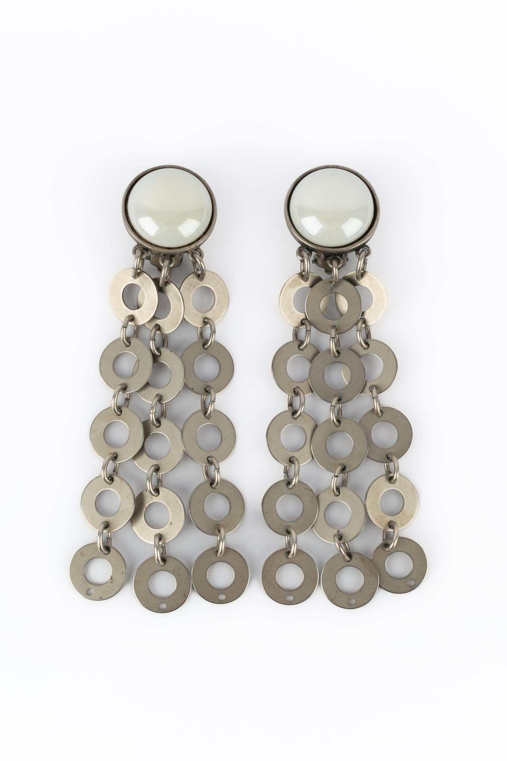 PACO RABANNE - (Fabriqué en France) Boucles d'oreilles à clip en métal argenté avec cabochons irisés.

Condit :
Très bon état.

Dimensions :
Longueur : 12 cm

SKU:BO34