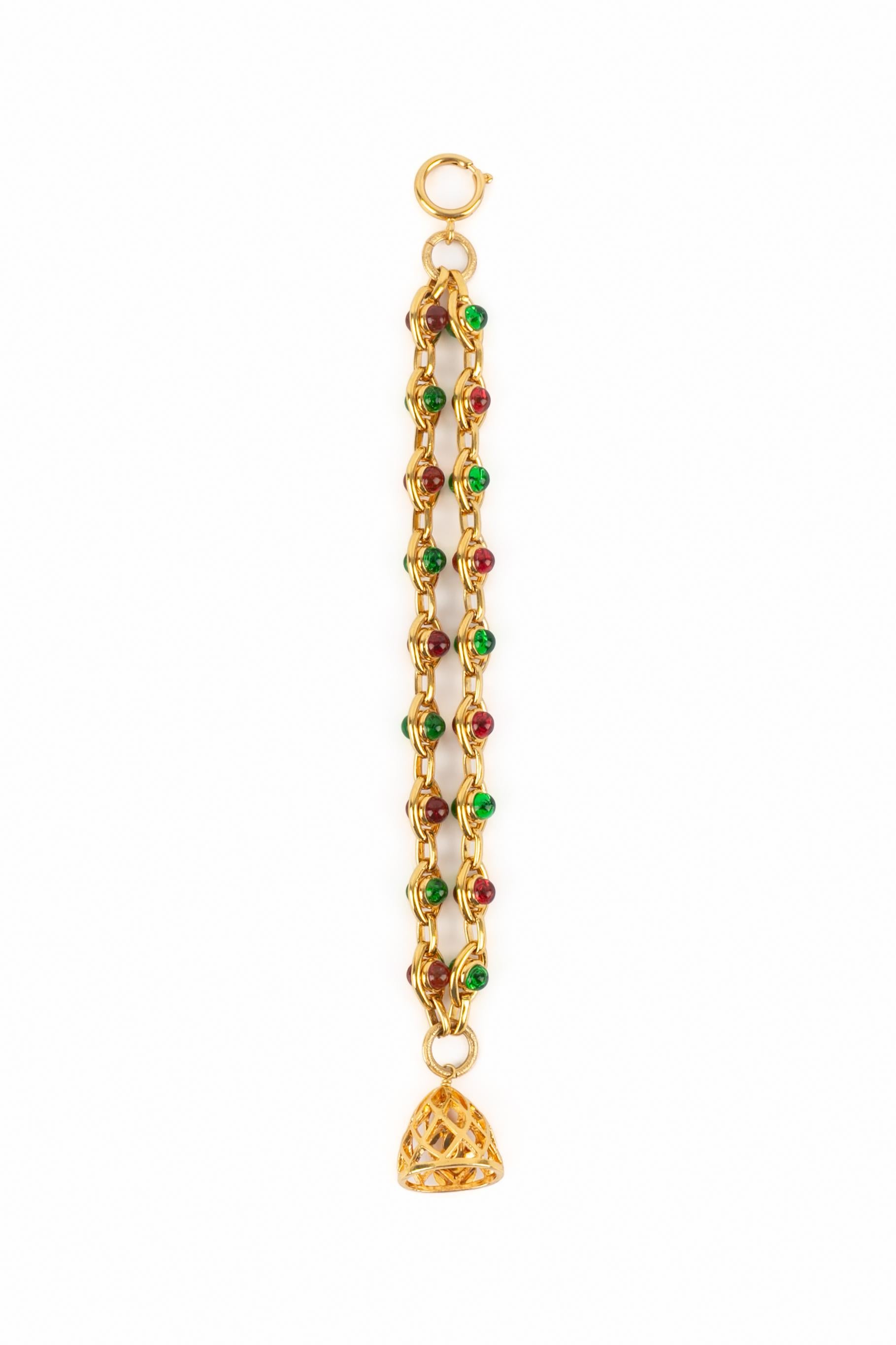 Chanel - Made in France) Bracciale in metallo dorato con cabochon in resina rossa e verde. Gioielli dei primi anni '90 sotto la direzione artistica di Karl Lagerfed.

Condizioni:
Ottime condizioni

Dimensioni:
Lunghezza: 21 cm

SKU:BRAB98