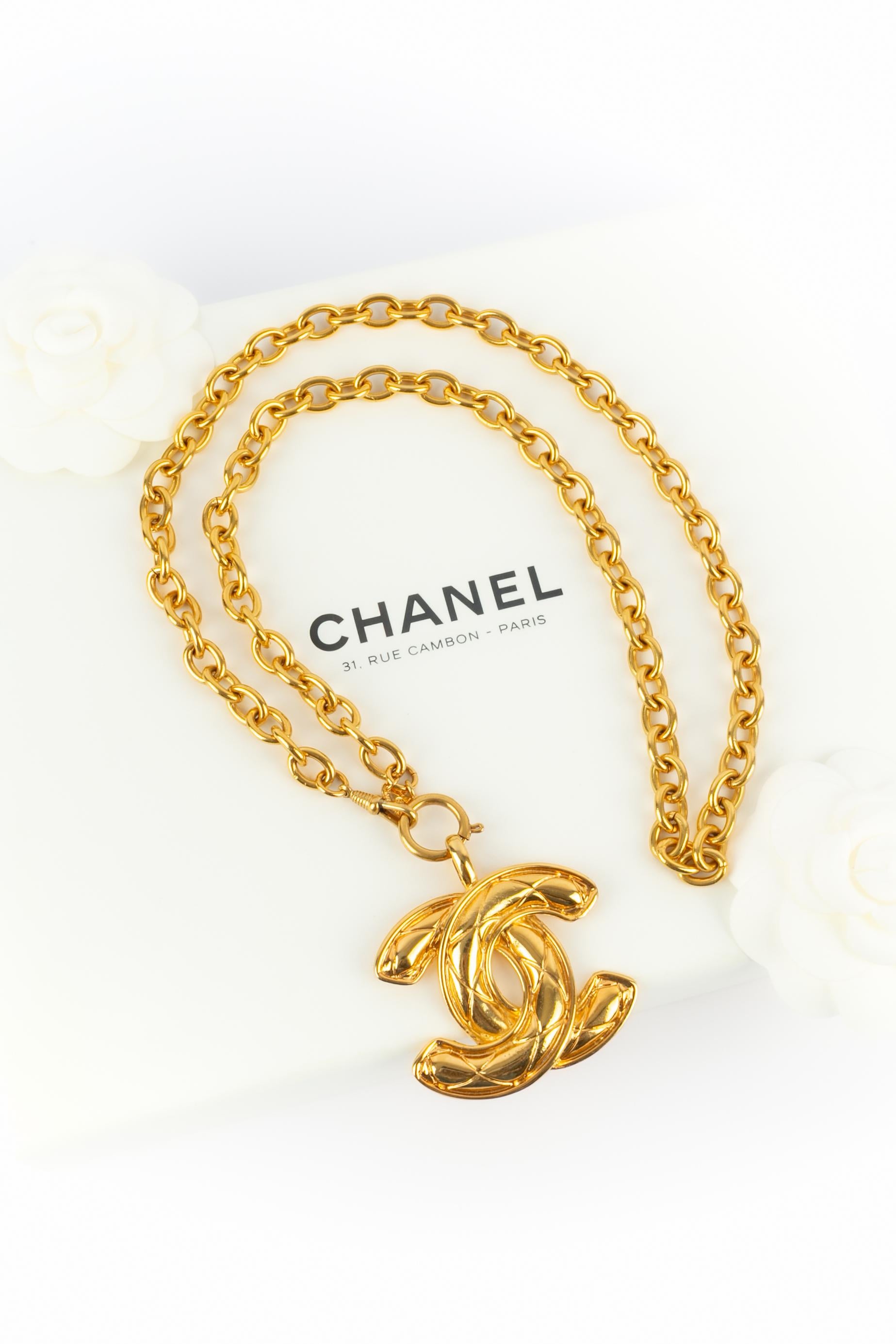CHANEL - (Made in France) Lange, gesteppte Halskette mit goldenen Metallanhängern. Schmuckstücke aus den späten 1980er Jahren unter der künstlerischen Leitung von Karl Lagerfeld.

Bedingung:
Sehr guter Zustand

Abmessungen:
Länge: 80 cm - Maße des