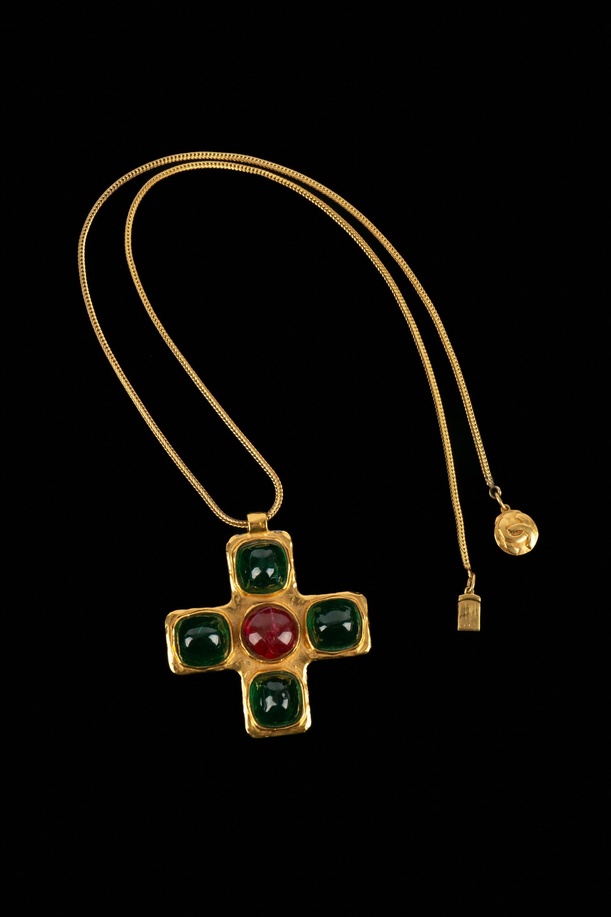 CHANEL - (Made in France) Golden metal cross pendant necklace with red and green glass paste. Work from the Goossens Atelier for the house of Chanel.

Condition:
Decent condition

Dimensions:
Length: 60 cm - Pendant: 6.5 cm x 6.5 cm

SKU:CB103


