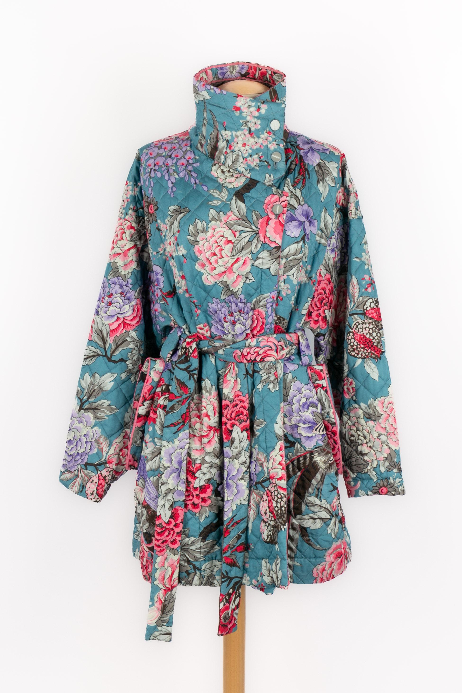 LÉONARD - (Made in Italy) Quilted silk jacket decorated with flowers. Reversible piece. Size label missing, it fits a 38FR.

Condition:
Very good condition

Dimensions:
Shoulder width: 48 cm - Sleeve length: 58 cm

SKU:M58