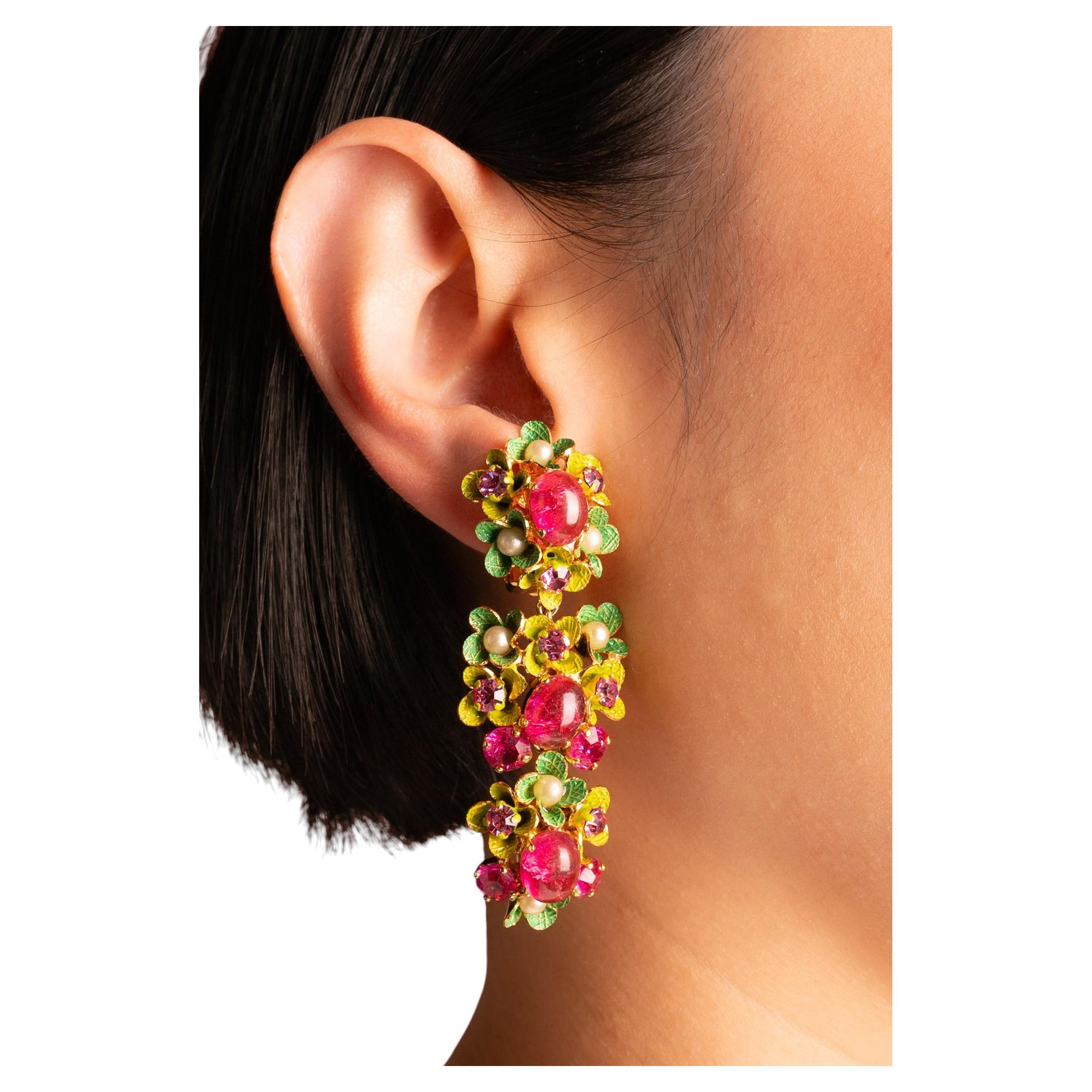 Pendientes con forma de flor de Christian Dior, diseñados por Marc Bohan en 1967 en venta