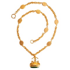 Collier « Seal » de Chanel, créé par Karl Lagerfeld, automne 1993