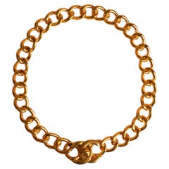 Collier « Turnlock » Chanel, création de Karl Lagerfeld, automne 1995
